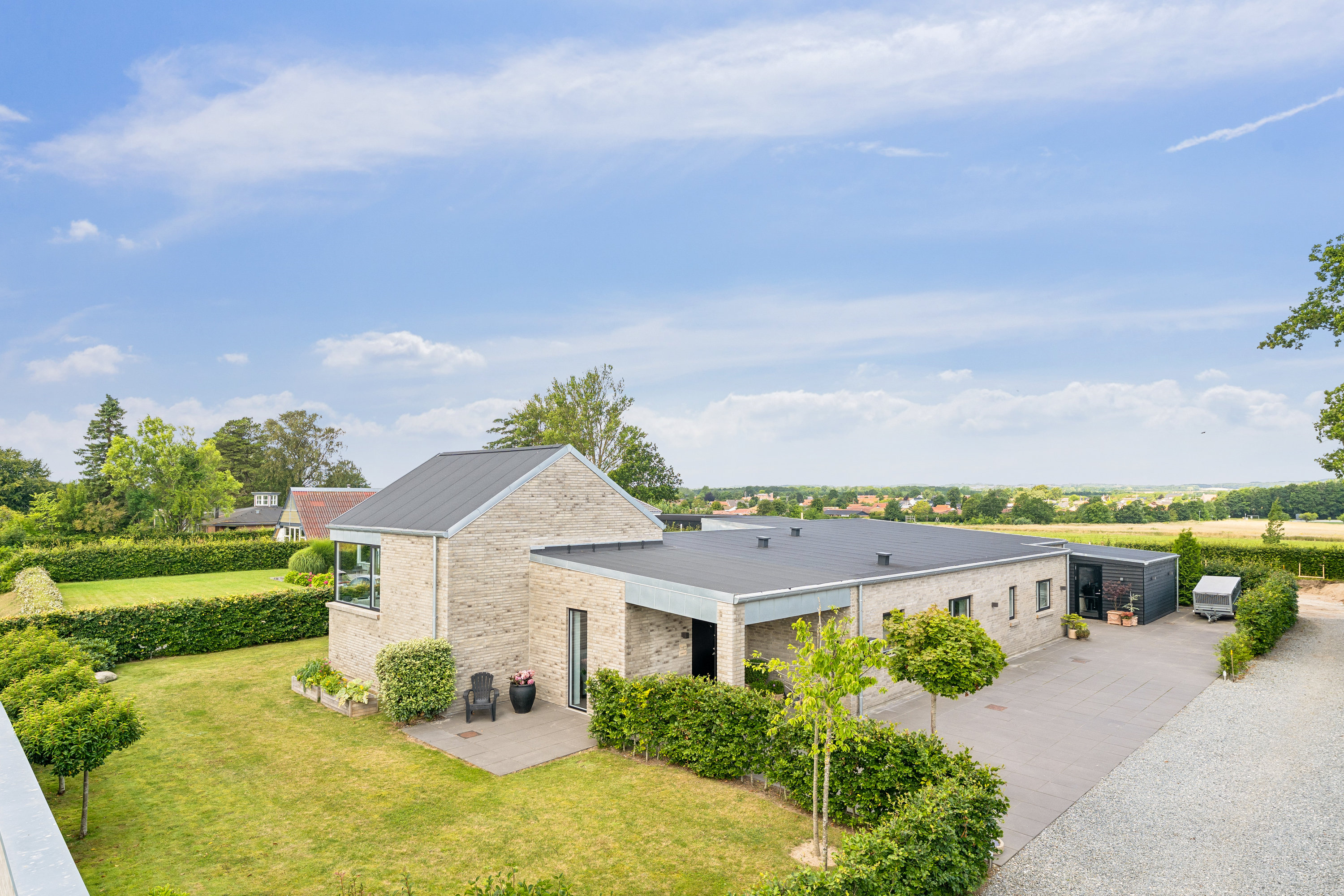 Fremhævet ejendom 1 billede i fuldskærmstilstand. Billede af Mælkebøttevej 1, 8250 Egå