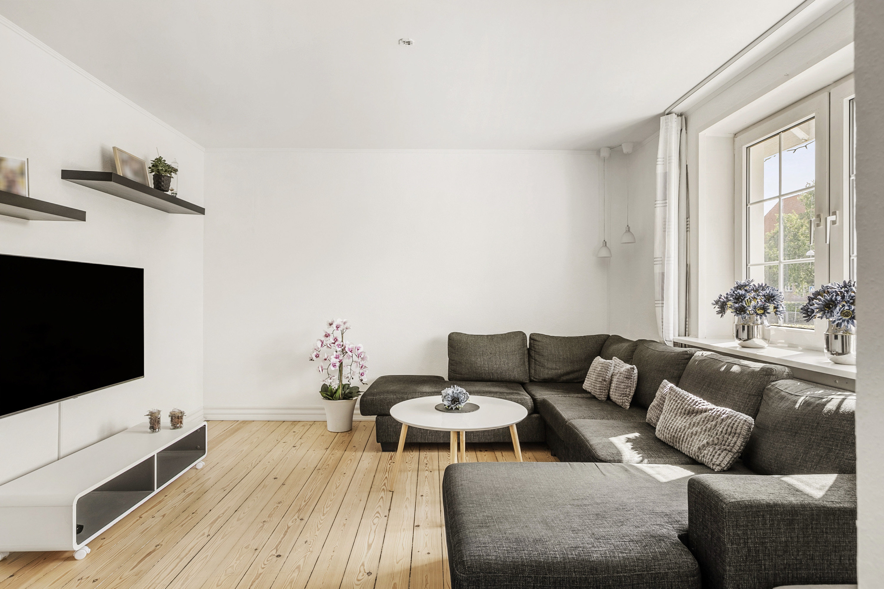 Fremhævet stue billede i fuldskærmstilstand. Billede af Løjt Skolegade 15, Løjt Kirkeby, 6200 Aabenraa