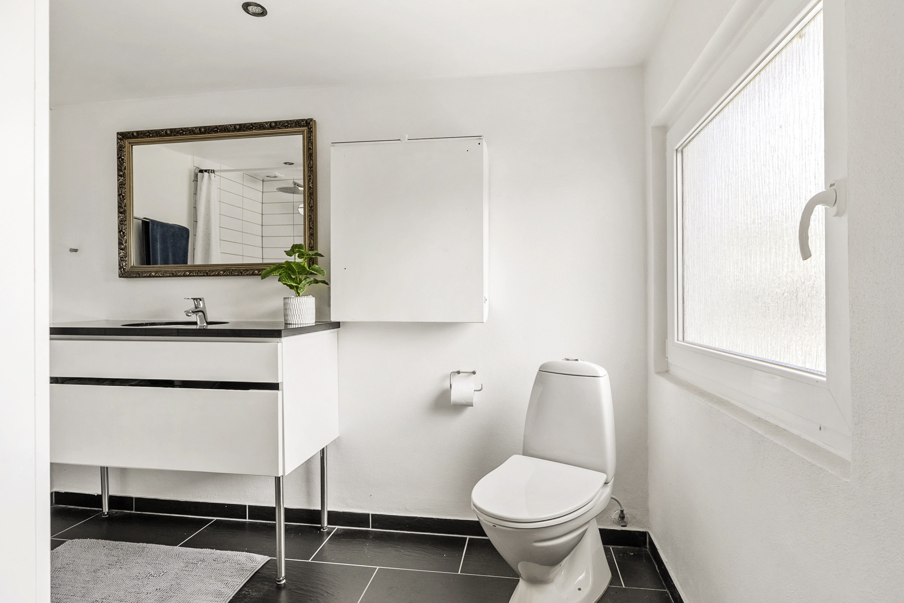 Fremhævet badeværelse billede i fuldskærmstilstand. Billede af Løjt Skolegade 15, Løjt Kirkeby, 6200 Aabenraa