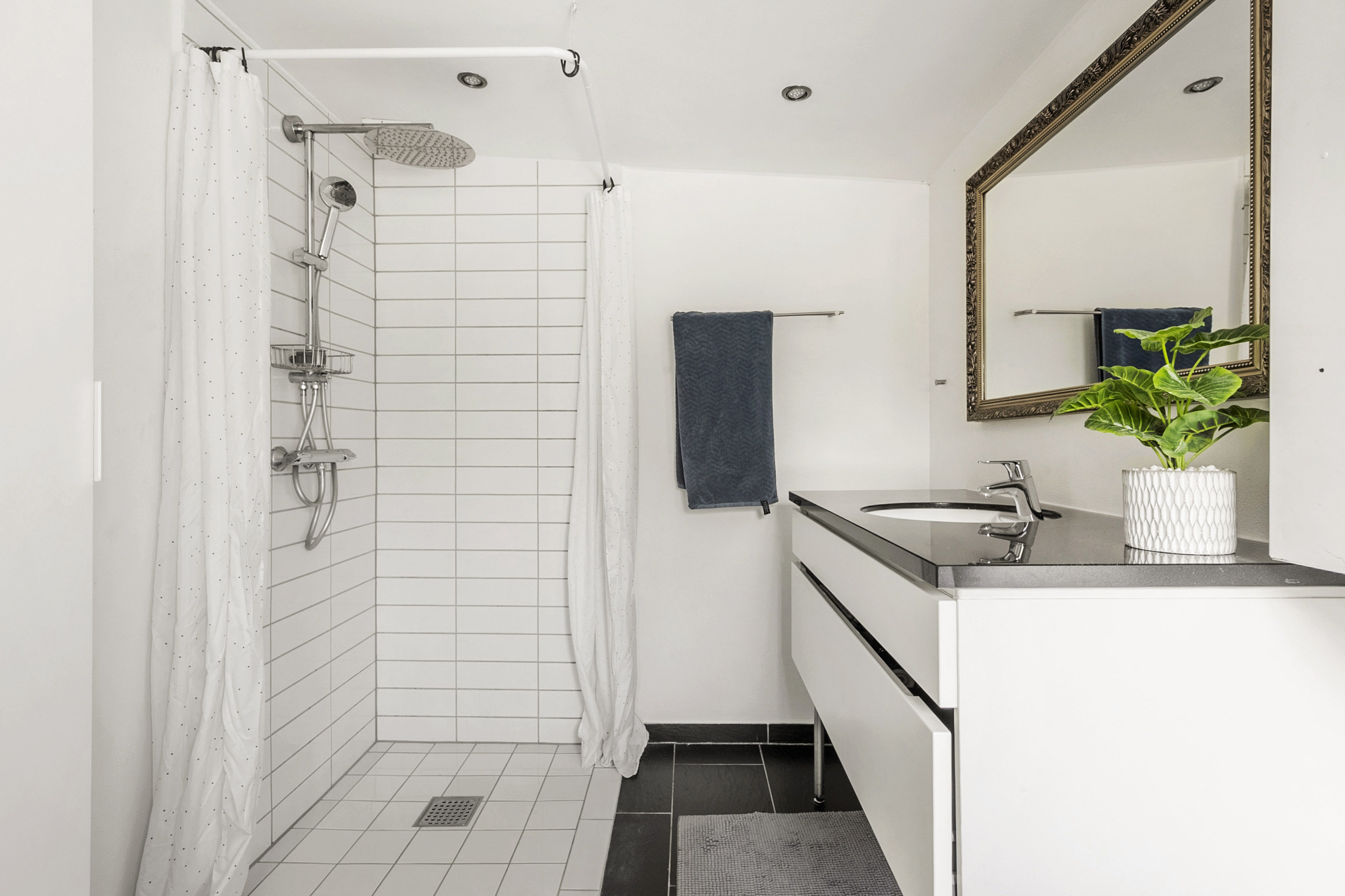 Fremhævet badeværelse billede i fuldskærmstilstand. Billede af Løjt Skolegade 15, Løjt Kirkeby, 6200 Aabenraa