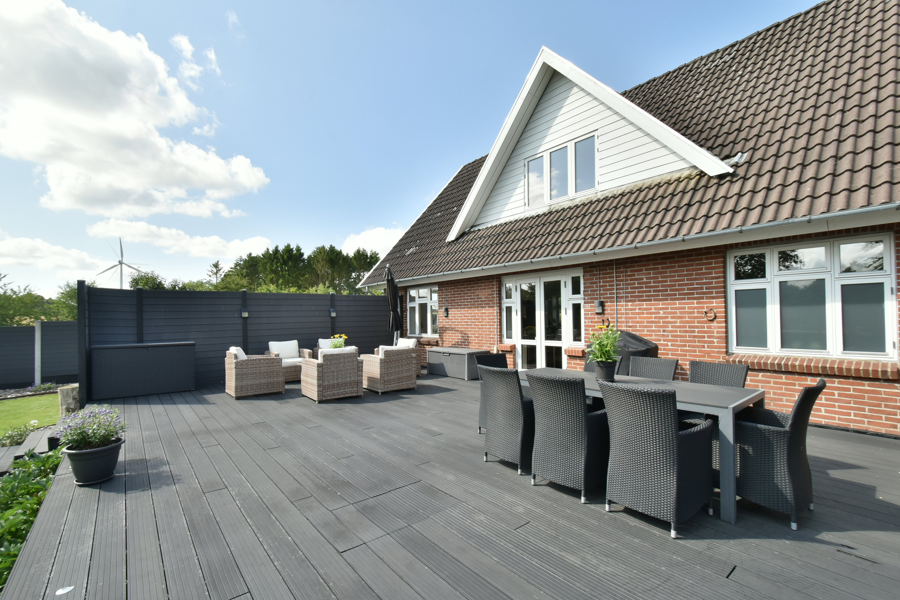 Fremhævet terrasse billede i fuldskærmstilstand. Billede af Vardevej 125, 6933 Kibæk