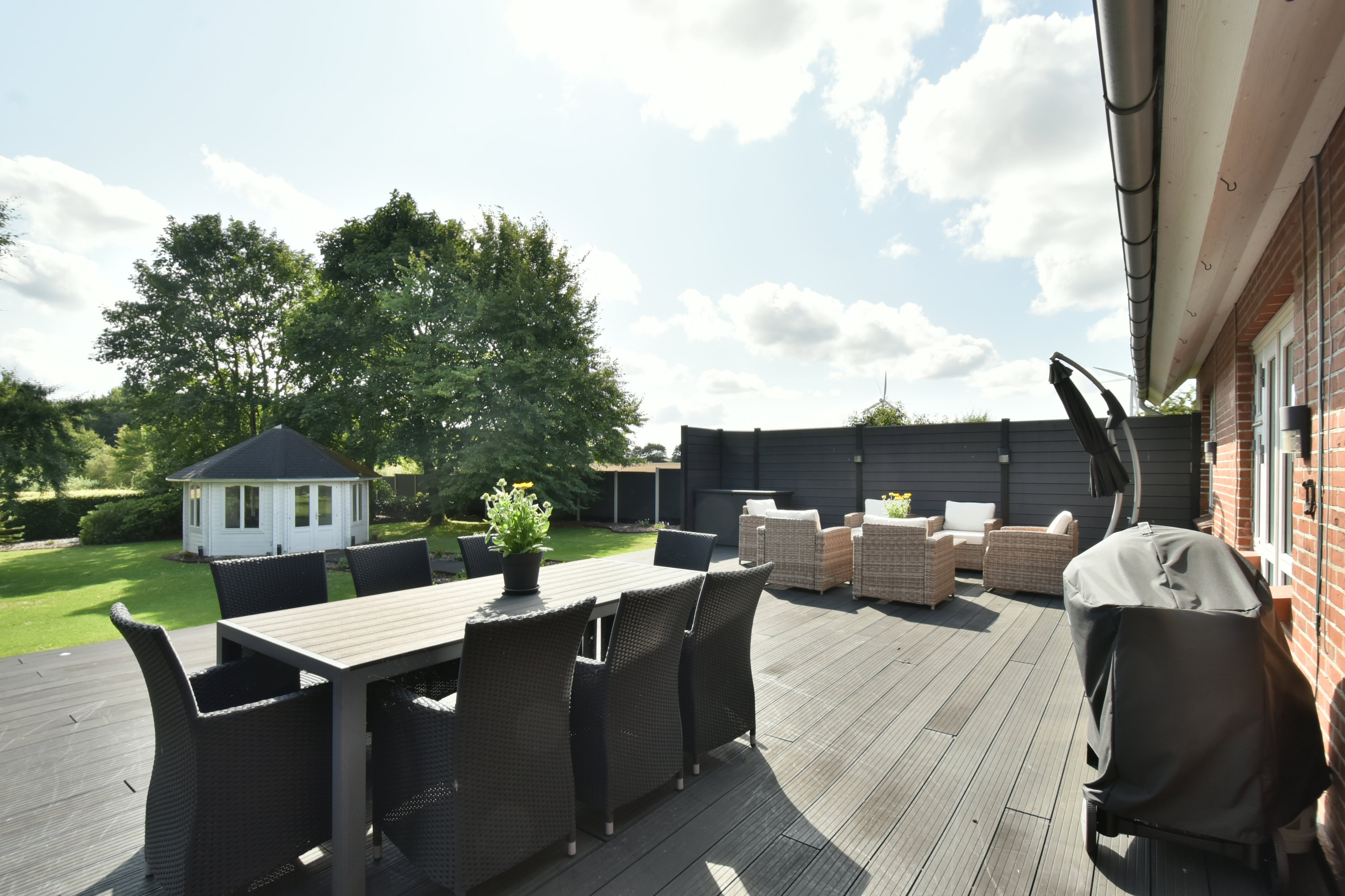 Fremhævet terrasse billede i fuldskærmstilstand. Billede af Vardevej 125, 6933 Kibæk