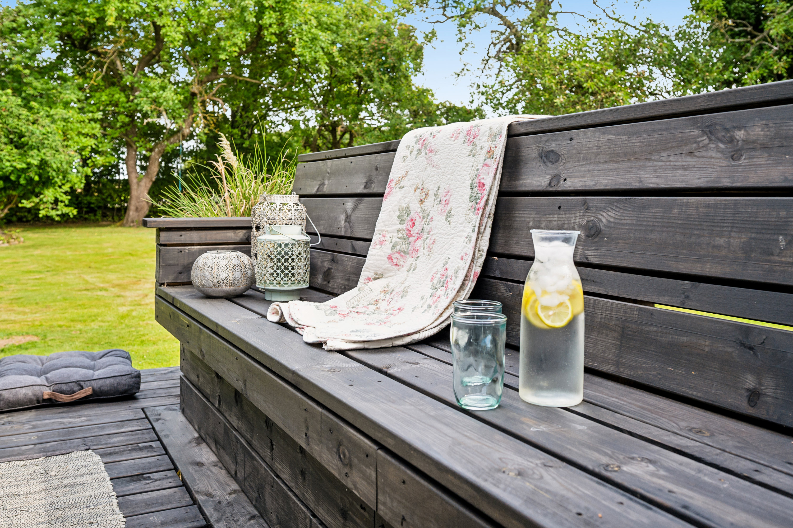 Fremhævet terrasse billede i fuldskærmstilstand. Billede af Haarvej 19, Sandby, 8382 Hinnerup