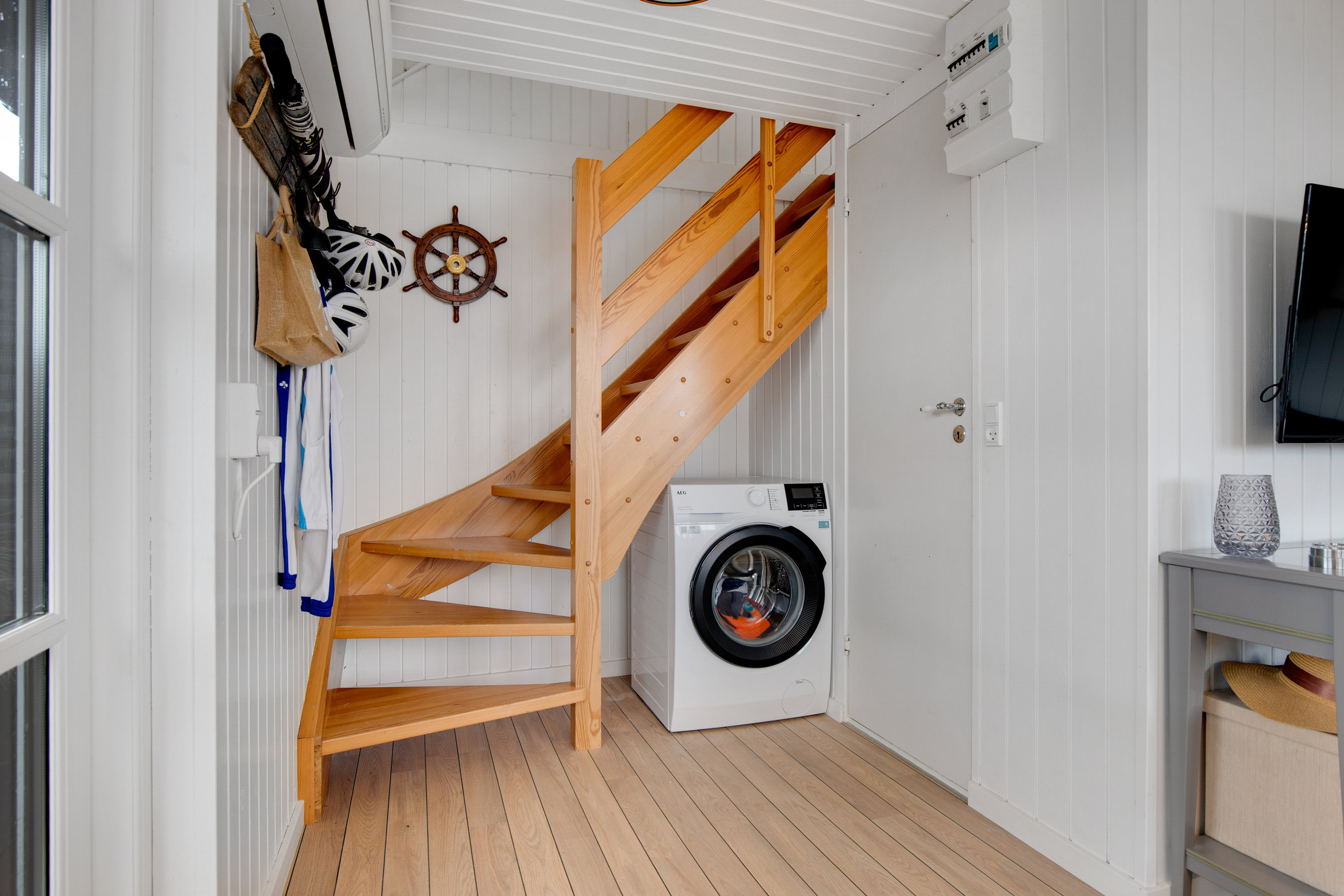 Fremhævet trappe billede i fuldskærmstilstand. Billede af Strandvejen Grønninghoved 3, Grønninghoved, 6093 Sjølund