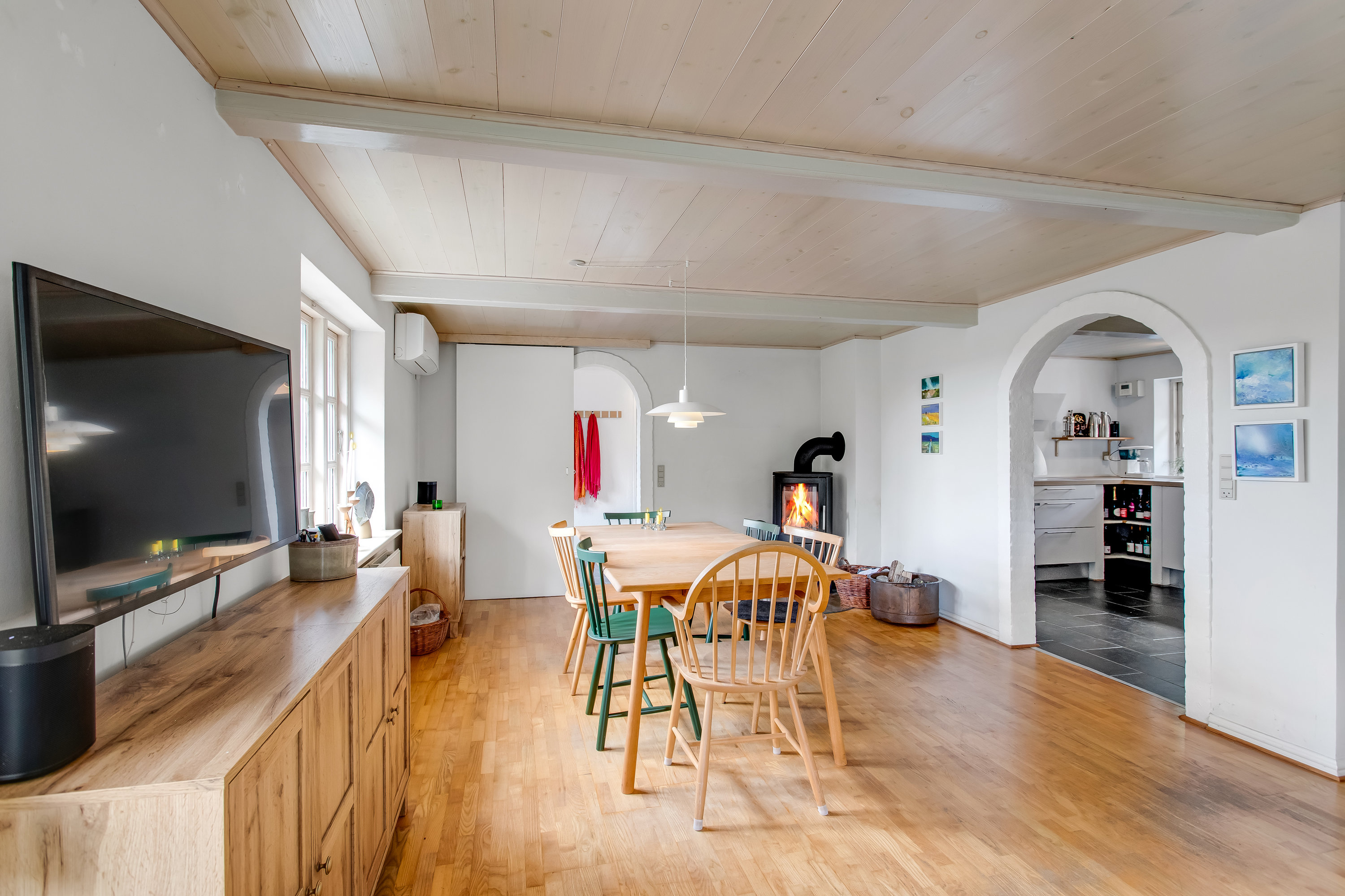 Fremhævet stue billede i fuldskærmstilstand. Billede af Erik Lassensvej 1, Gallehus, 6270 Tønder