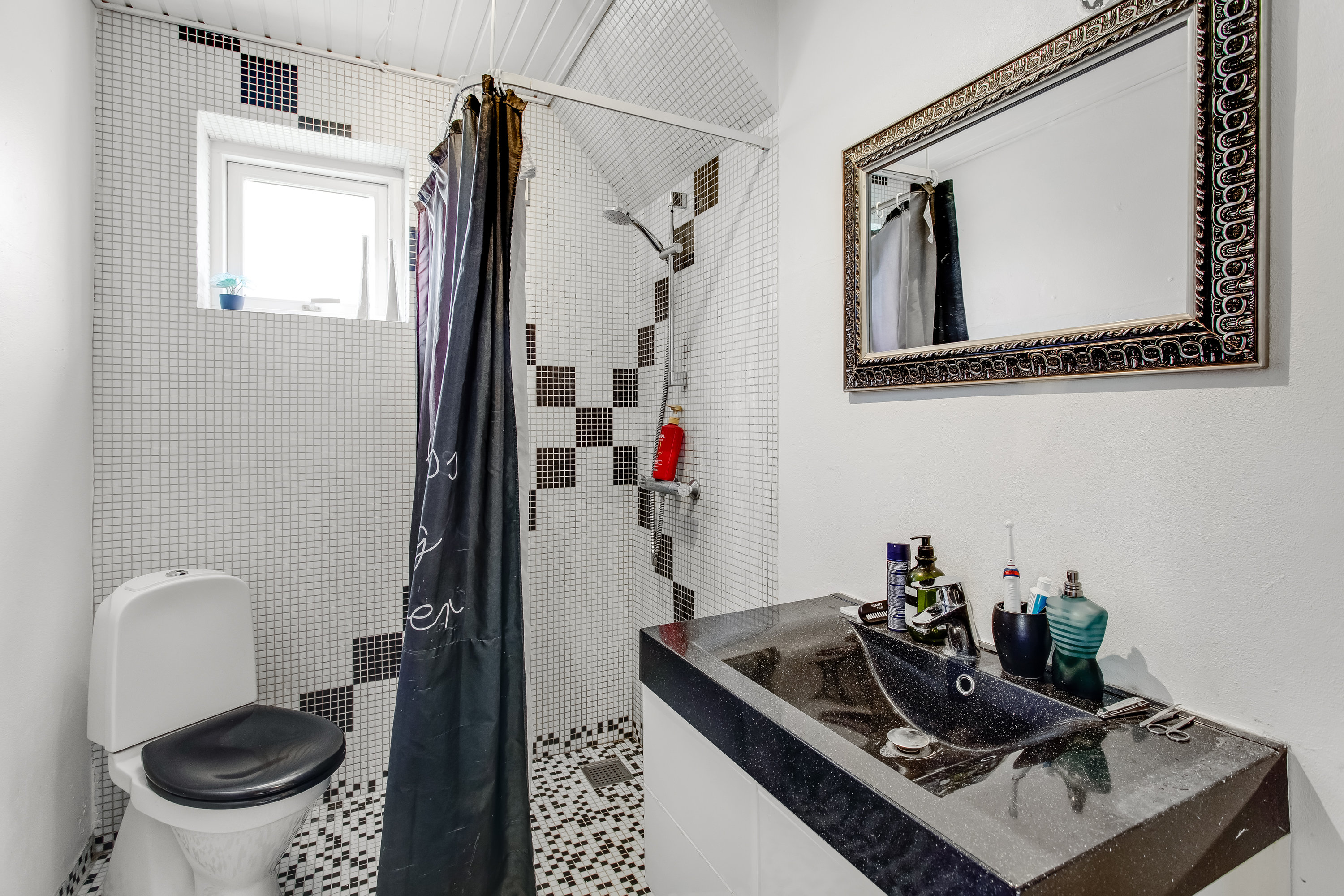 Fremhævet badeværelse billede i fuldskærmstilstand. Billede af Aabenraavej 37, 6240 Løgumkloster