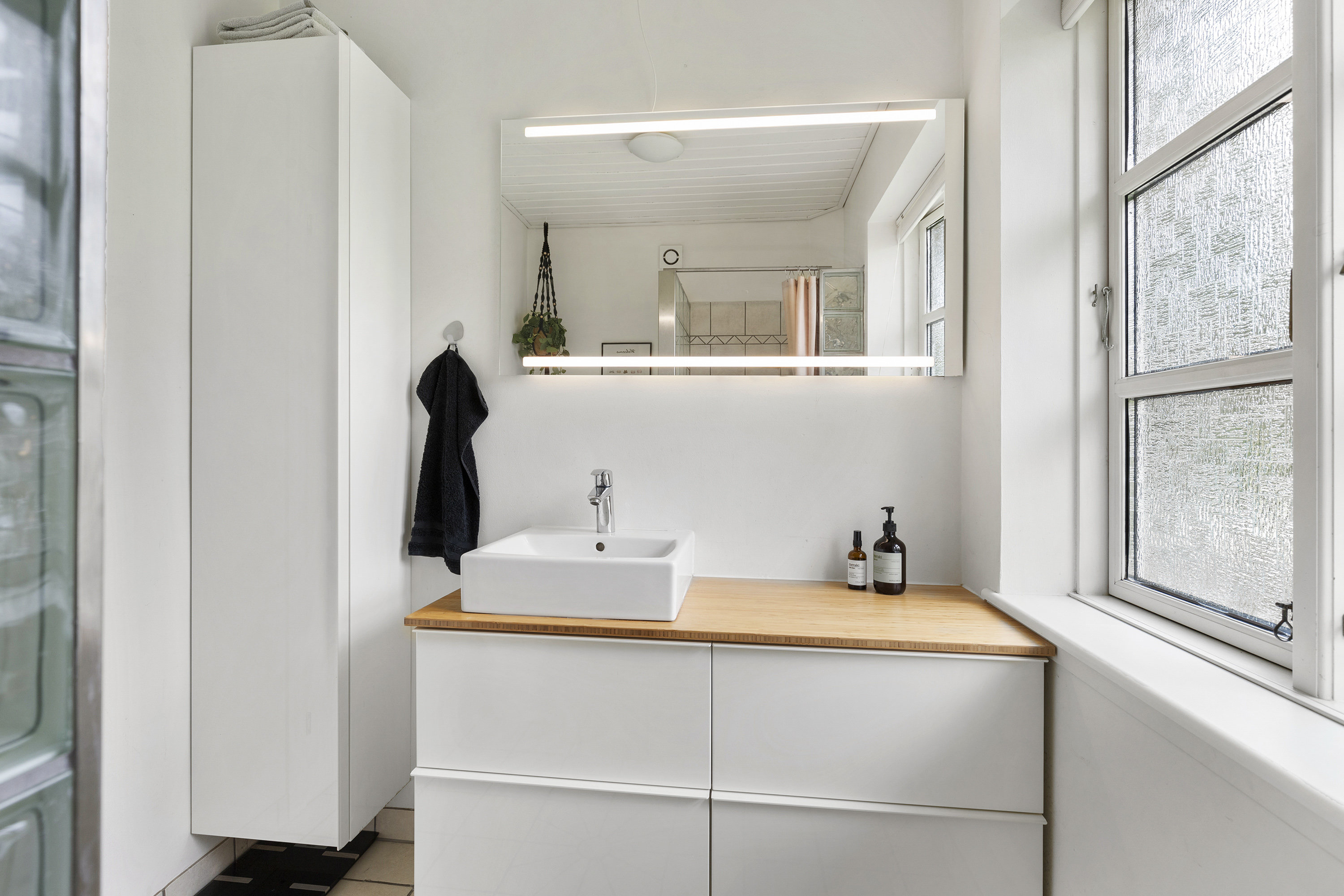 Fremhævet badeværelse billede i fuldskærmstilstand. Billede af H C Andersens Vej 12, 9760 Vrå