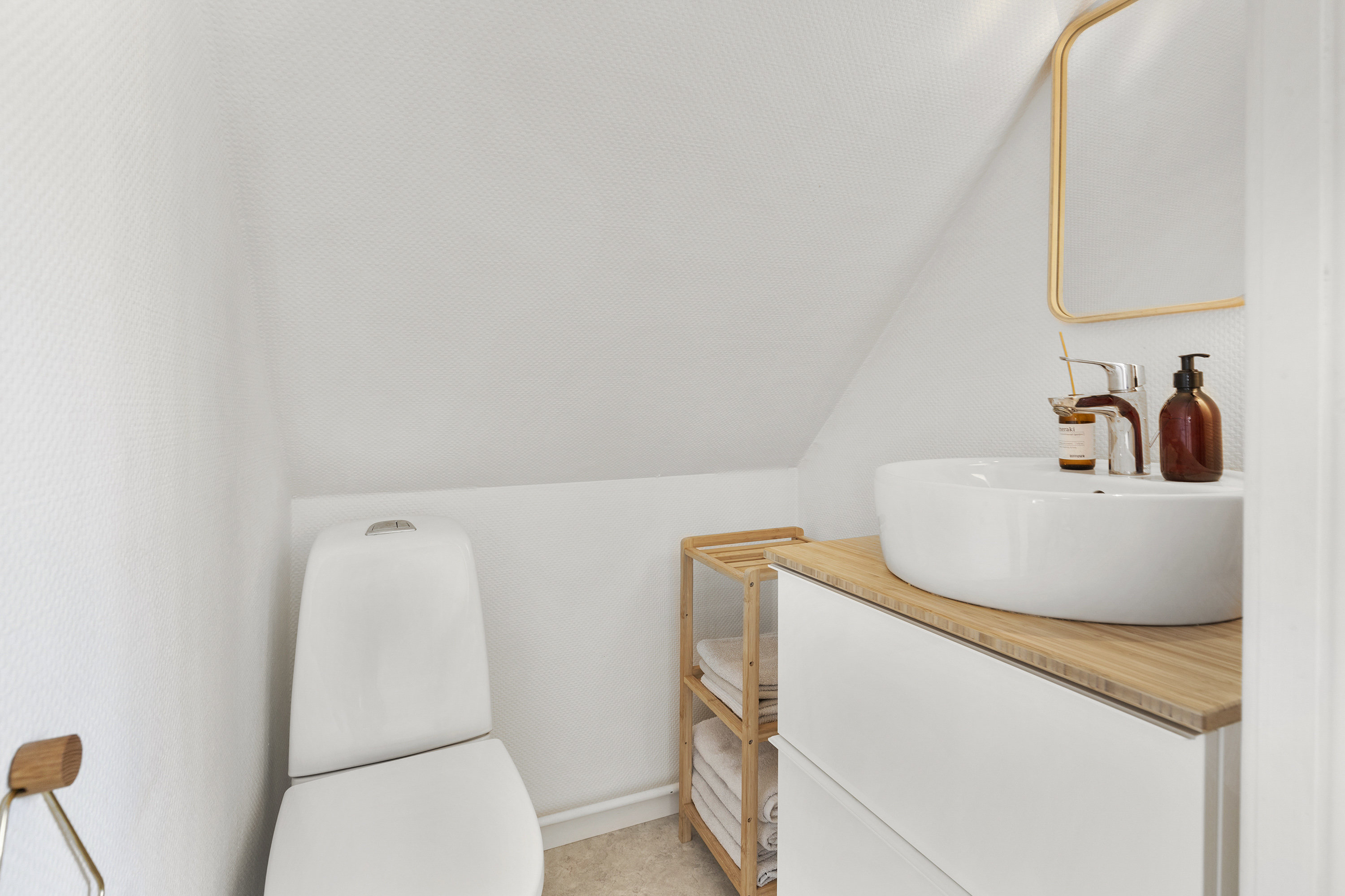 Fremhævet toilet billede i fuldskærmstilstand. Billede af H C Andersens Vej 12, 9760 Vrå