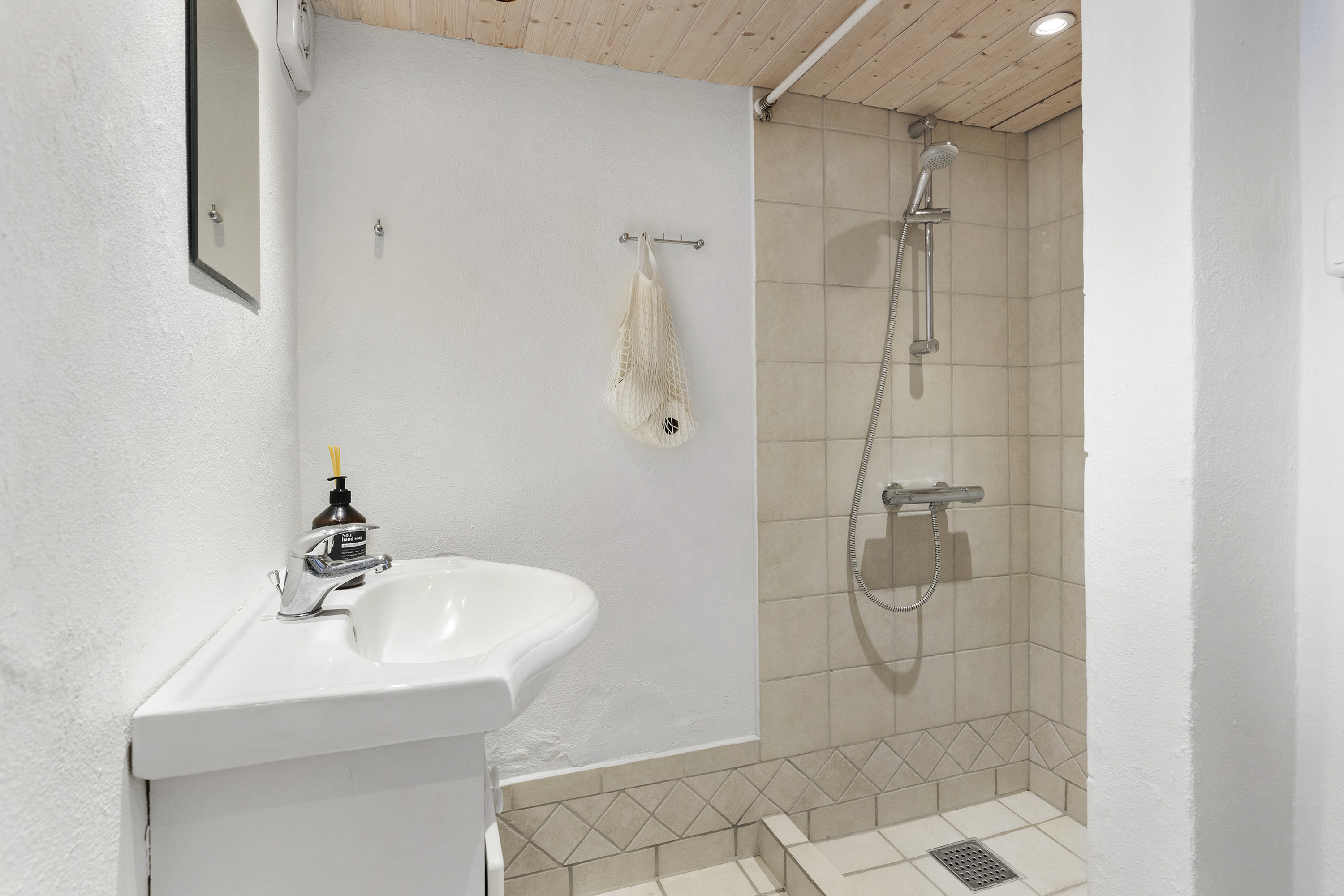 Fremhævet badeværelse billede i fuldskærmstilstand. Billede af H C Andersens Vej 12, 9760 Vrå