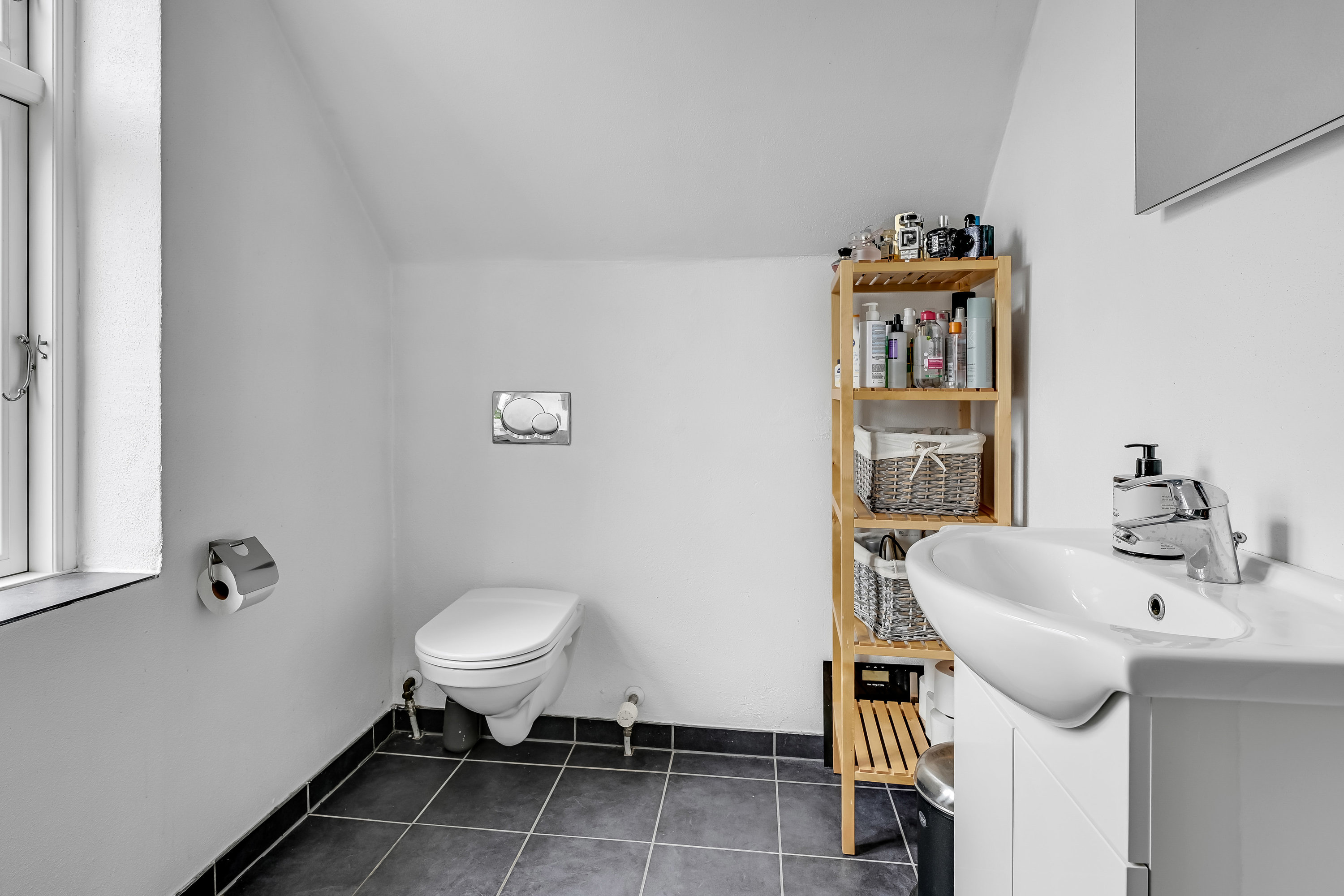 Fremhævet toilet billede i fuldskærmstilstand. Billede af Jyllandsgade 129A, 1., 6700 Esbjerg