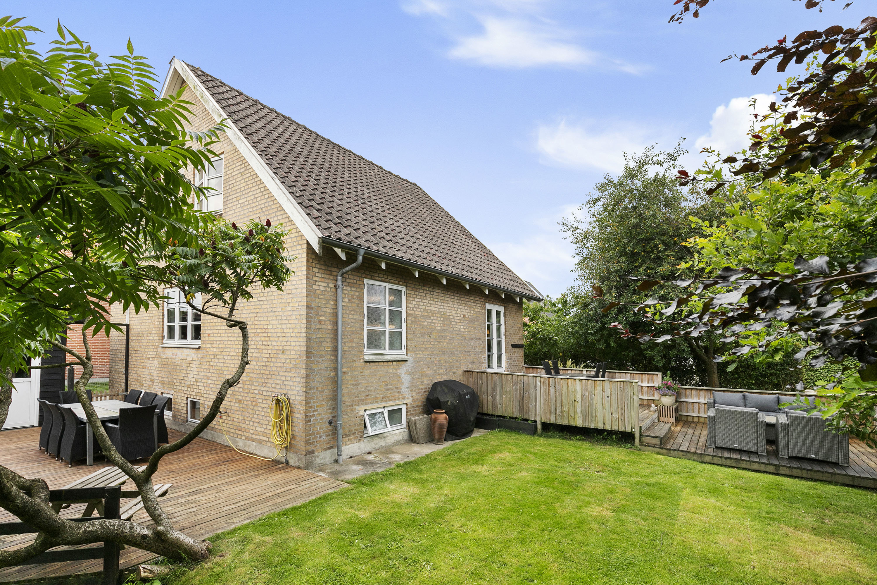 Fremhævet facade billede i fuldskærmstilstand. Billede af H C Andersens Vej 12, 9760 Vrå