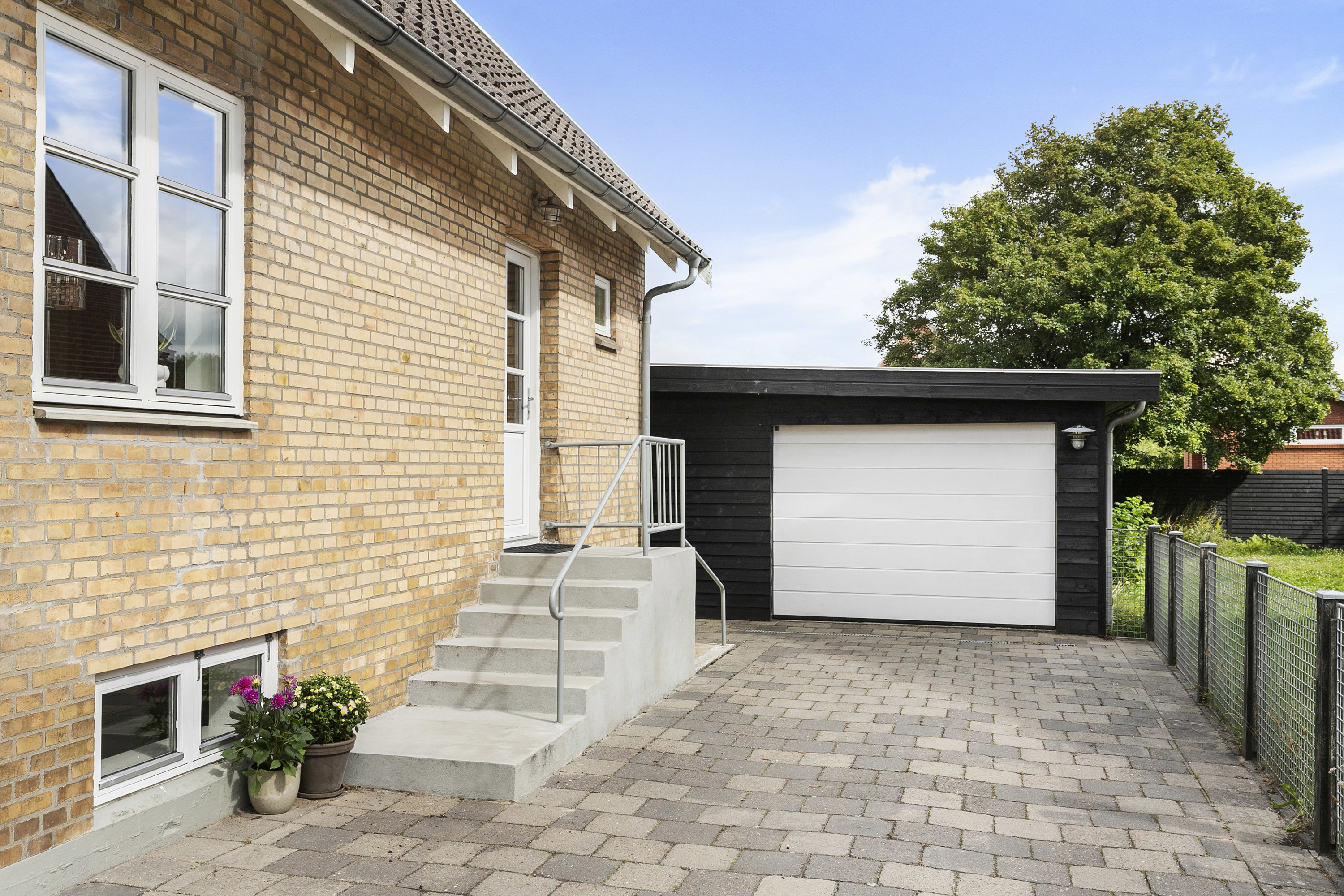 Fremhævet facade billede i fuldskærmstilstand. Billede af H C Andersens Vej 12, 9760 Vrå