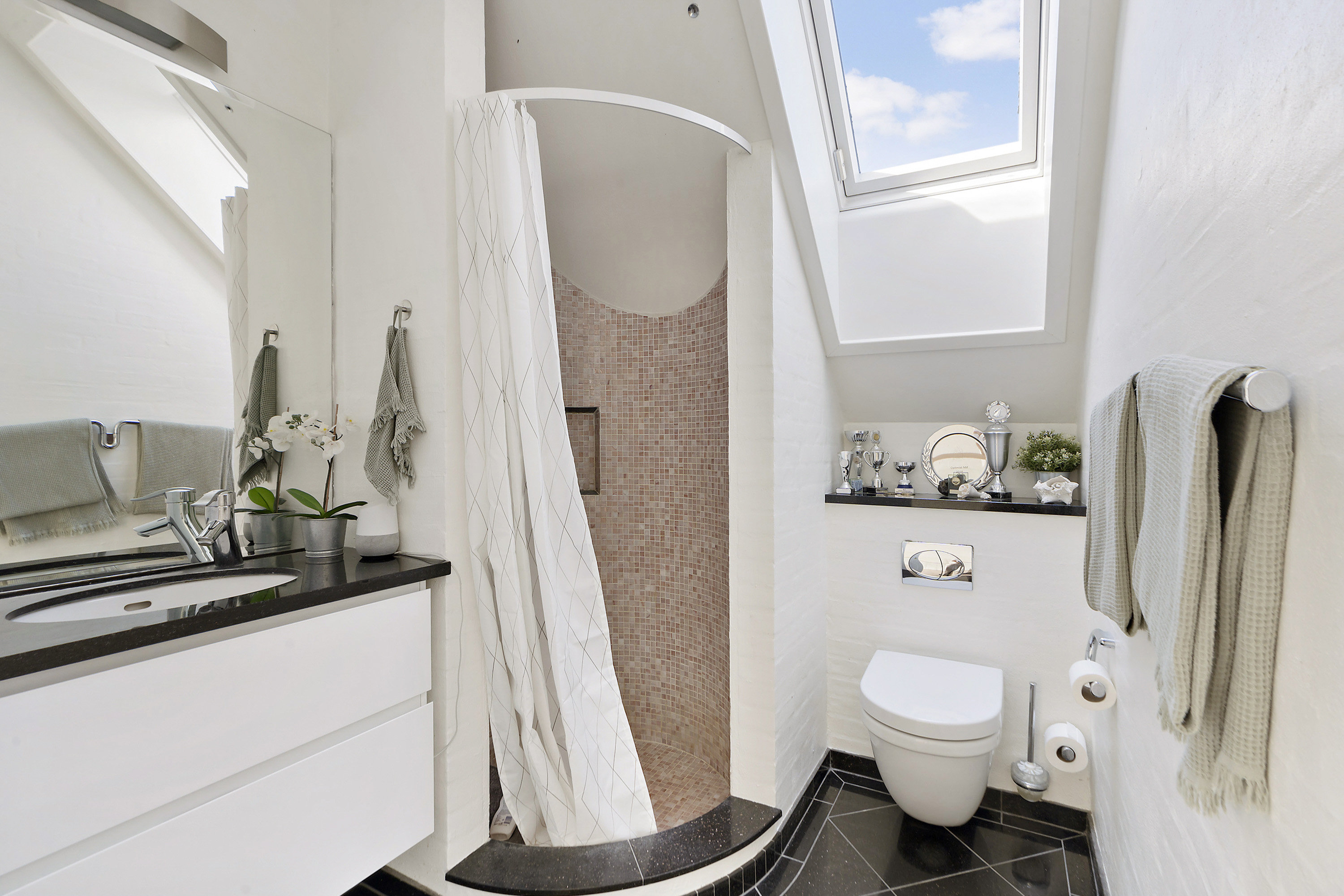 Fremhævet badeværelse billede i fuldskærmstilstand. Billede af Strandvejen 340D, 2980 Kokkedal