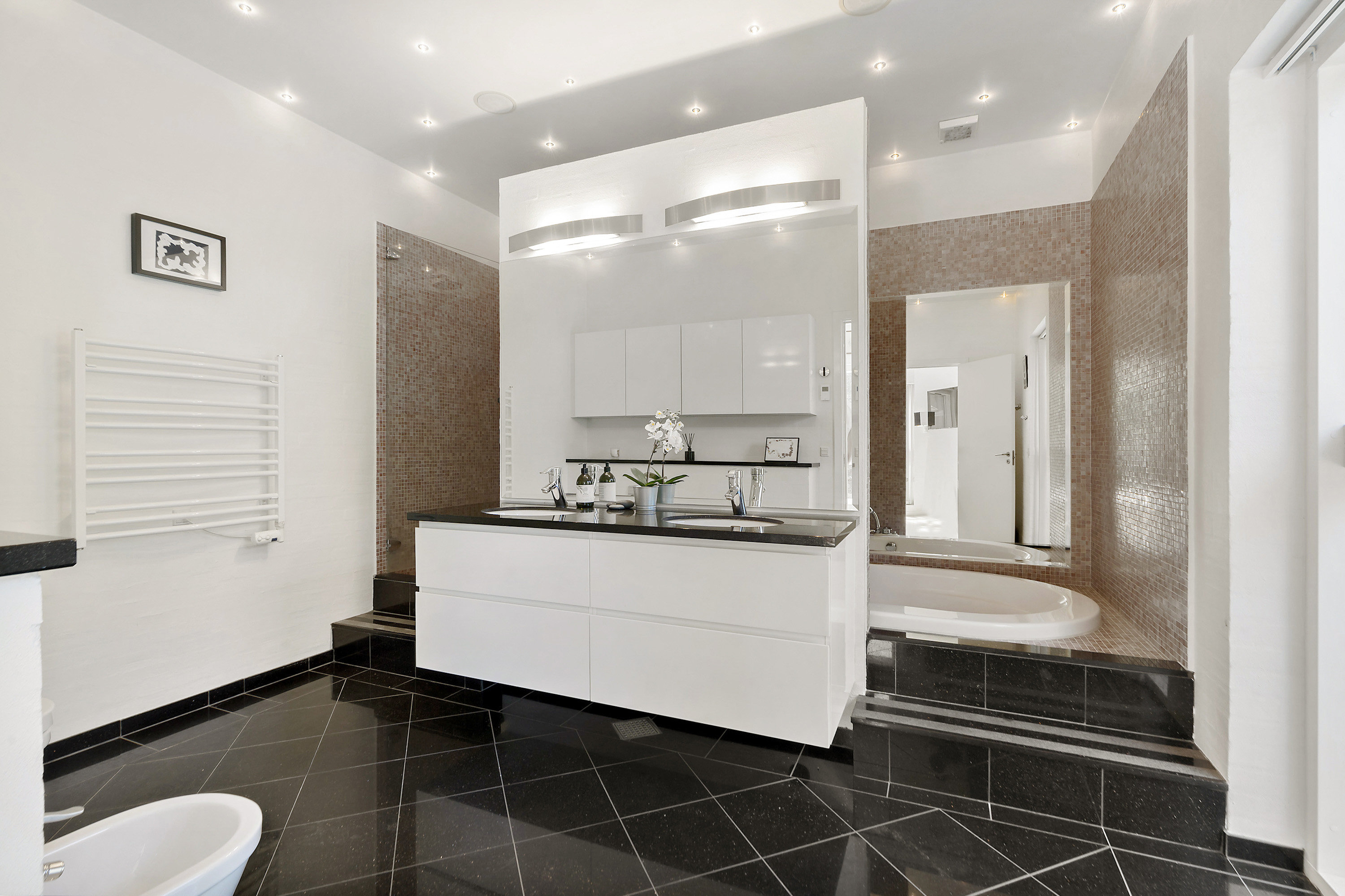 Fremhævet badeværelse billede i fuldskærmstilstand. Billede af Strandvejen 340D, 2980 Kokkedal