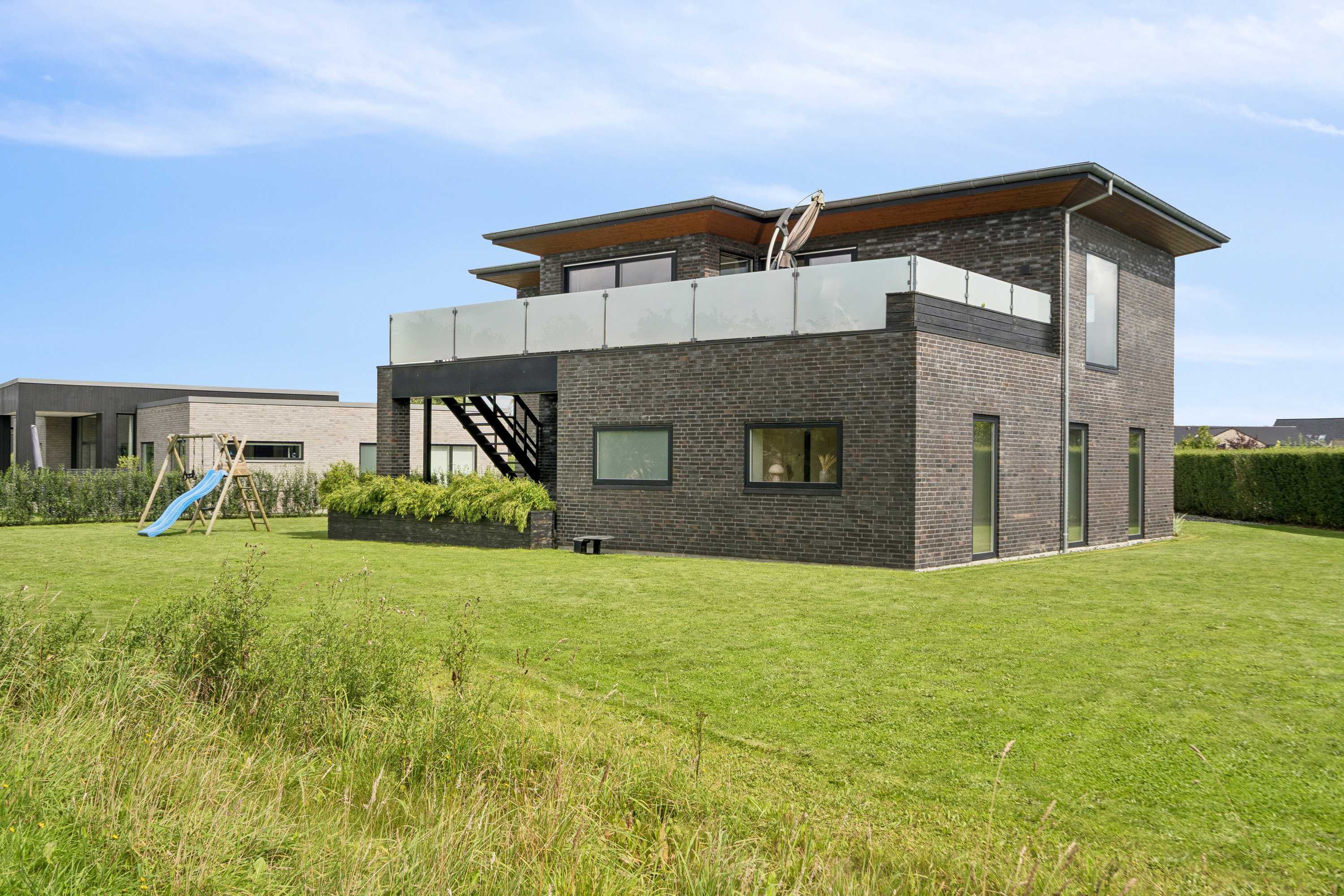 Fremhævet set fra haven billede i fuldskærmstilstand. Billede af Kongevænget 80, 6600 Vejen