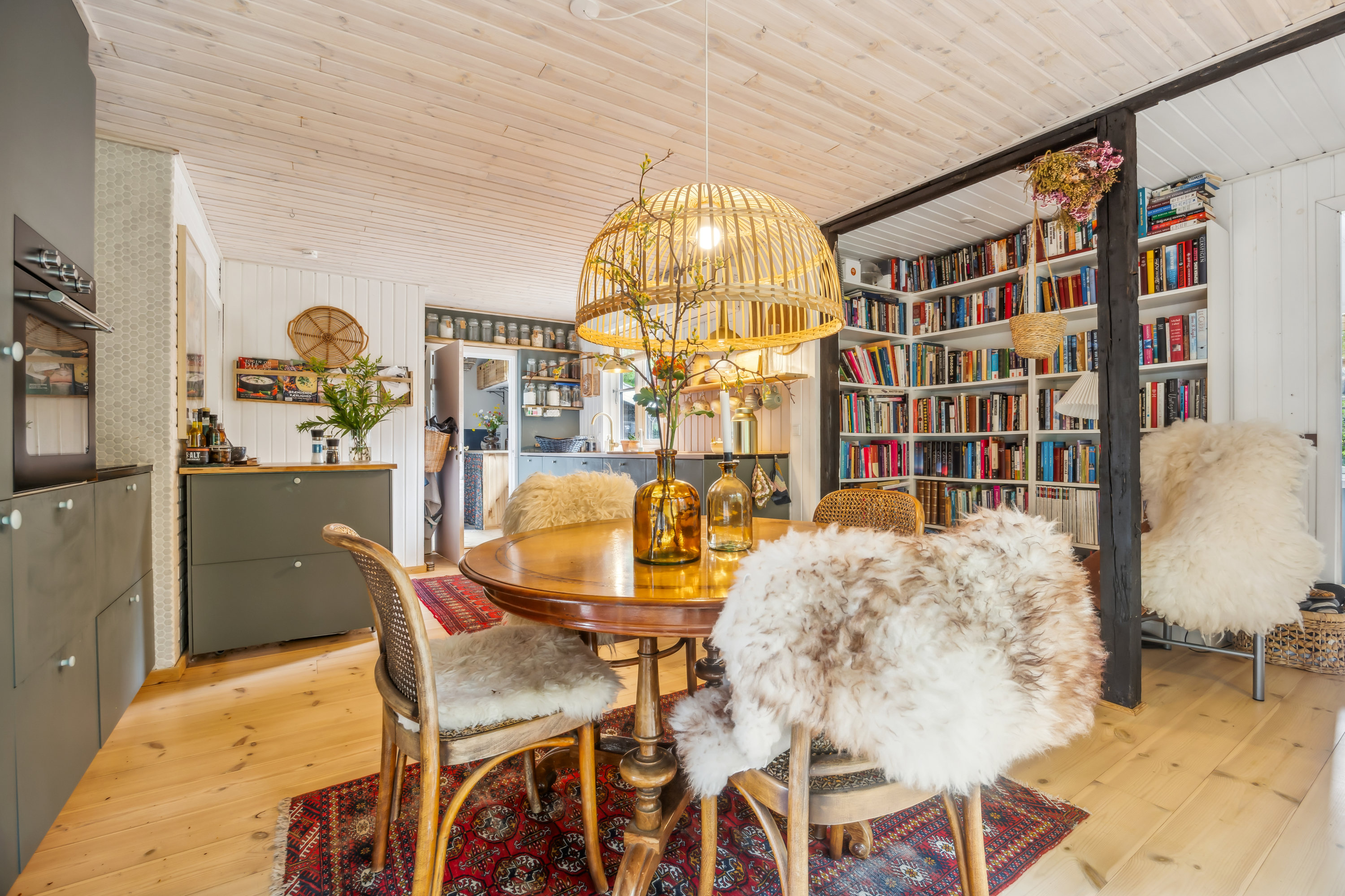 Fremhævet spisestue billede i fuldskærmstilstand. Billede af Kongevangen 11, Koldkær, 9370 Hals