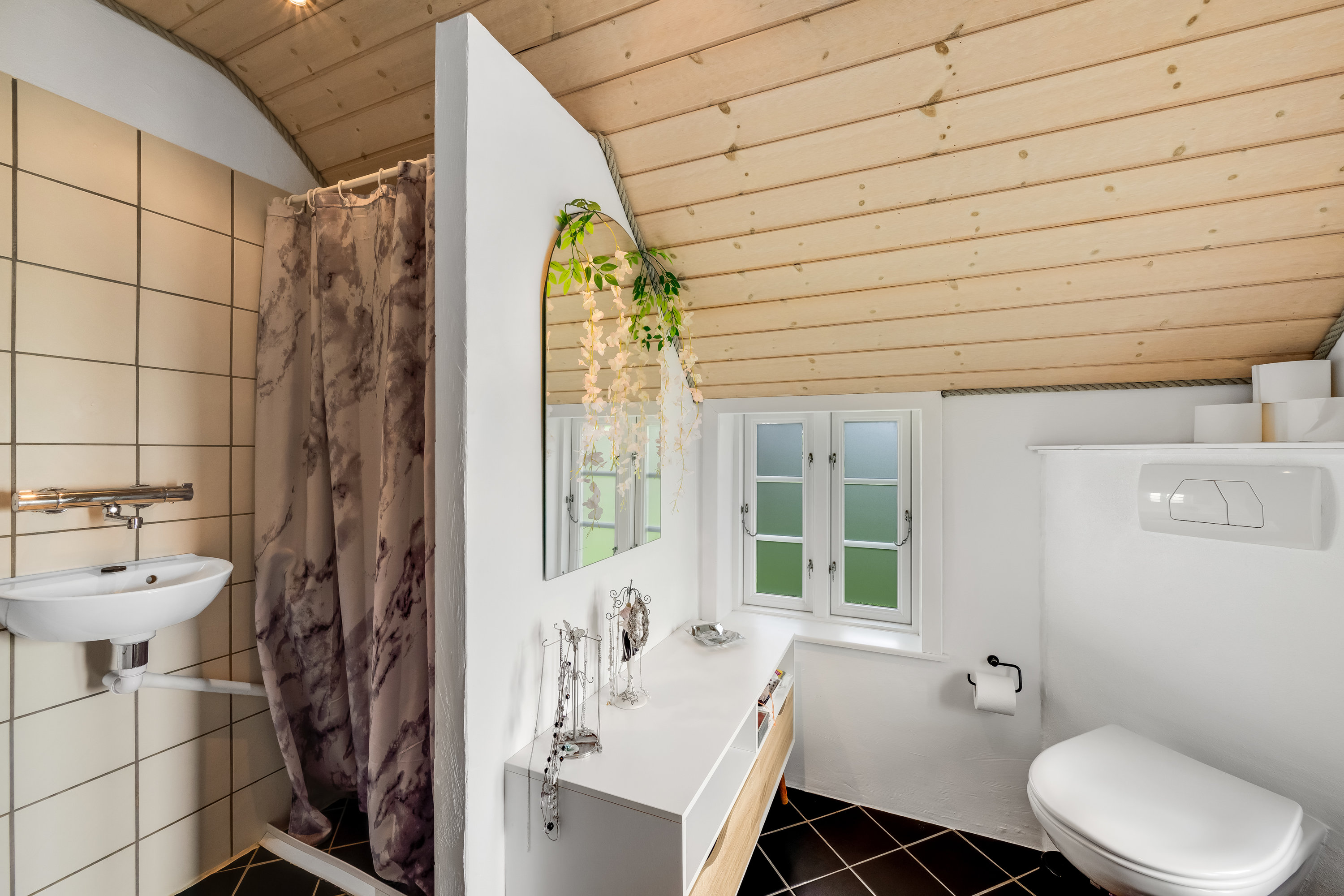 Fremhævet badeværelse billede i fuldskærmstilstand. Billede af Kollevej 60, 6830 Nørre Nebel