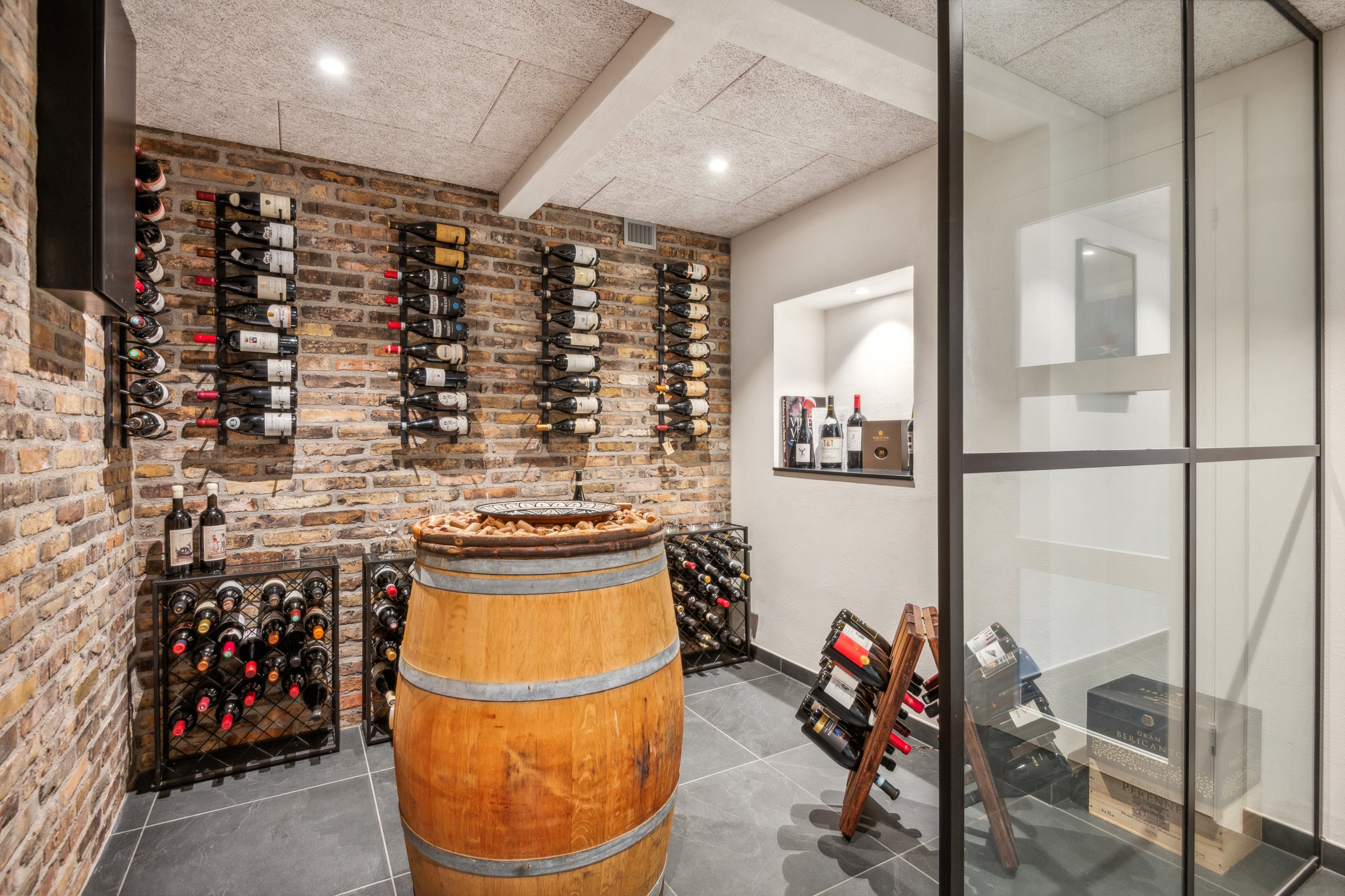 Fremhævet vinkælder billede i fuldskærmstilstand. Billede af Reites Alle 4, 9530 Støvring