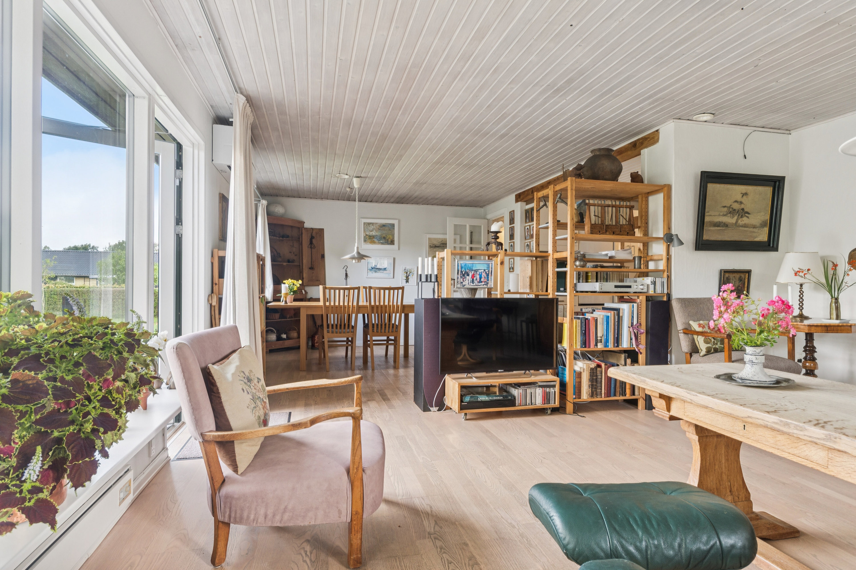 Fremhævet stue billede i fuldskærmstilstand. Billede af Haugstedvænget 3, Kirkeby, 5771 Stenstrup