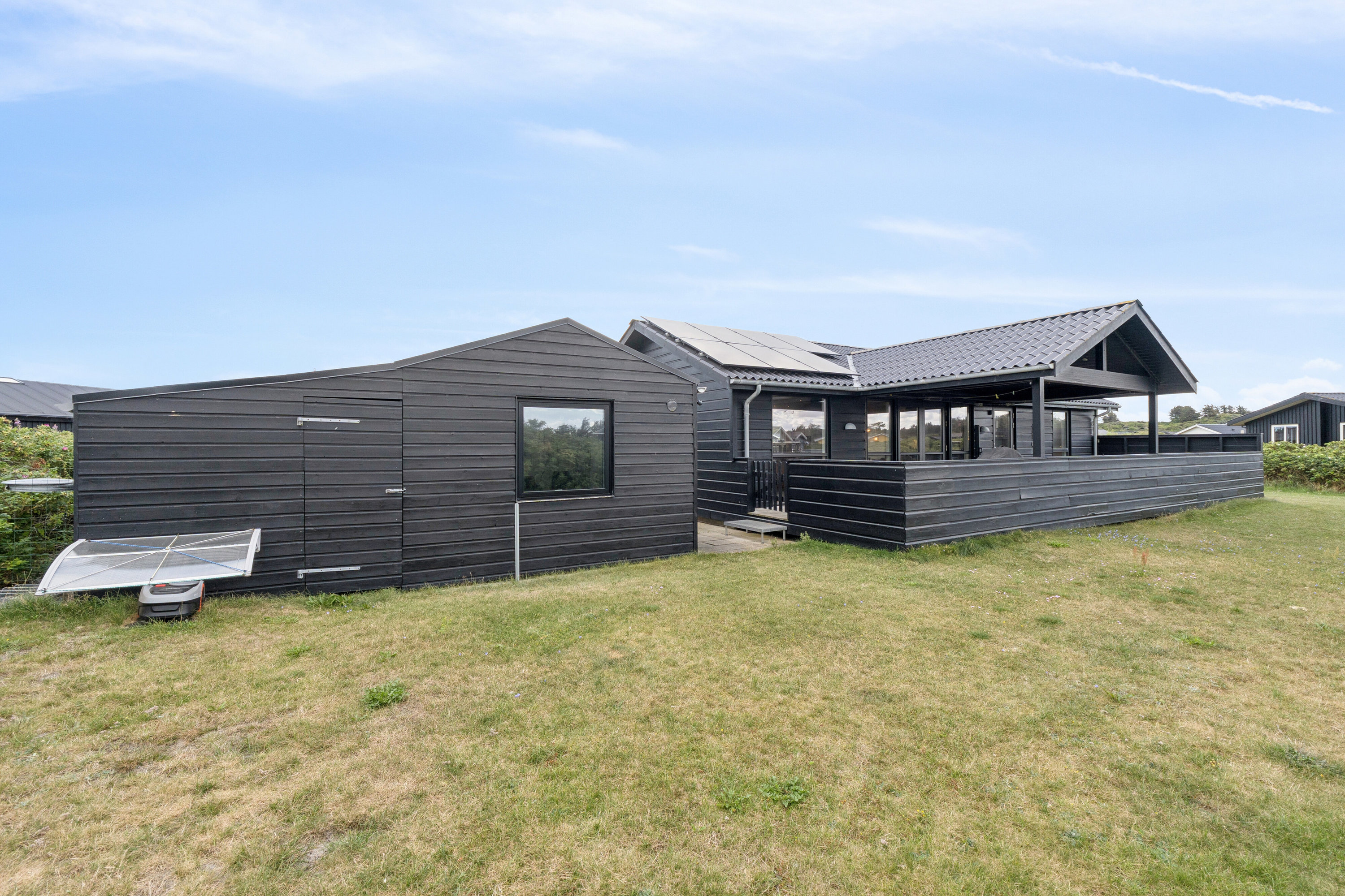 Fremhævet set fra haven billede i fuldskærmstilstand. Billede af Novembervej 3, Skal Klit, 9800 Hjørring