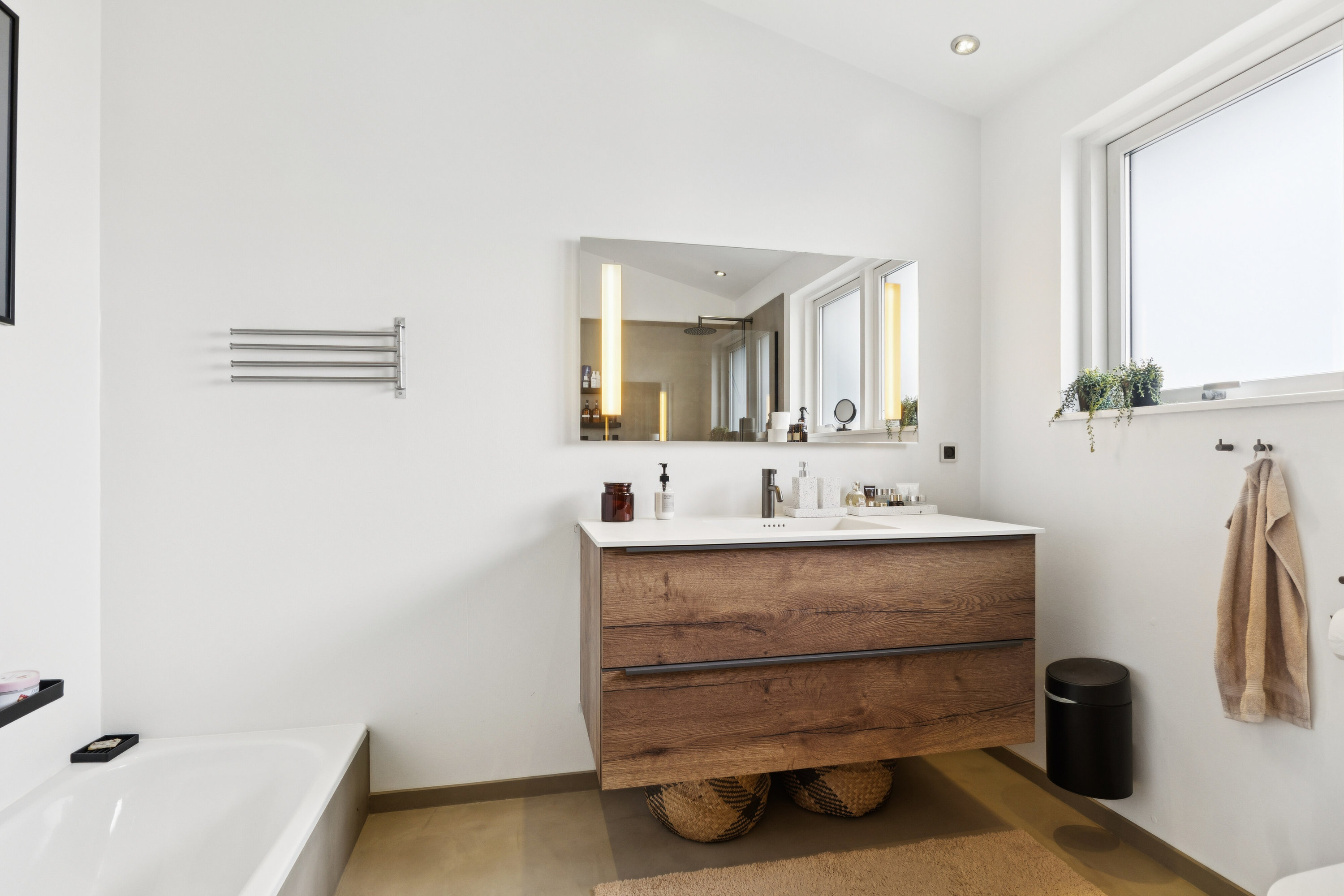 Fremhævet badeværelse billede i fuldskærmstilstand. Billede af Novembervej 3, Skal Klit, 9800 Hjørring