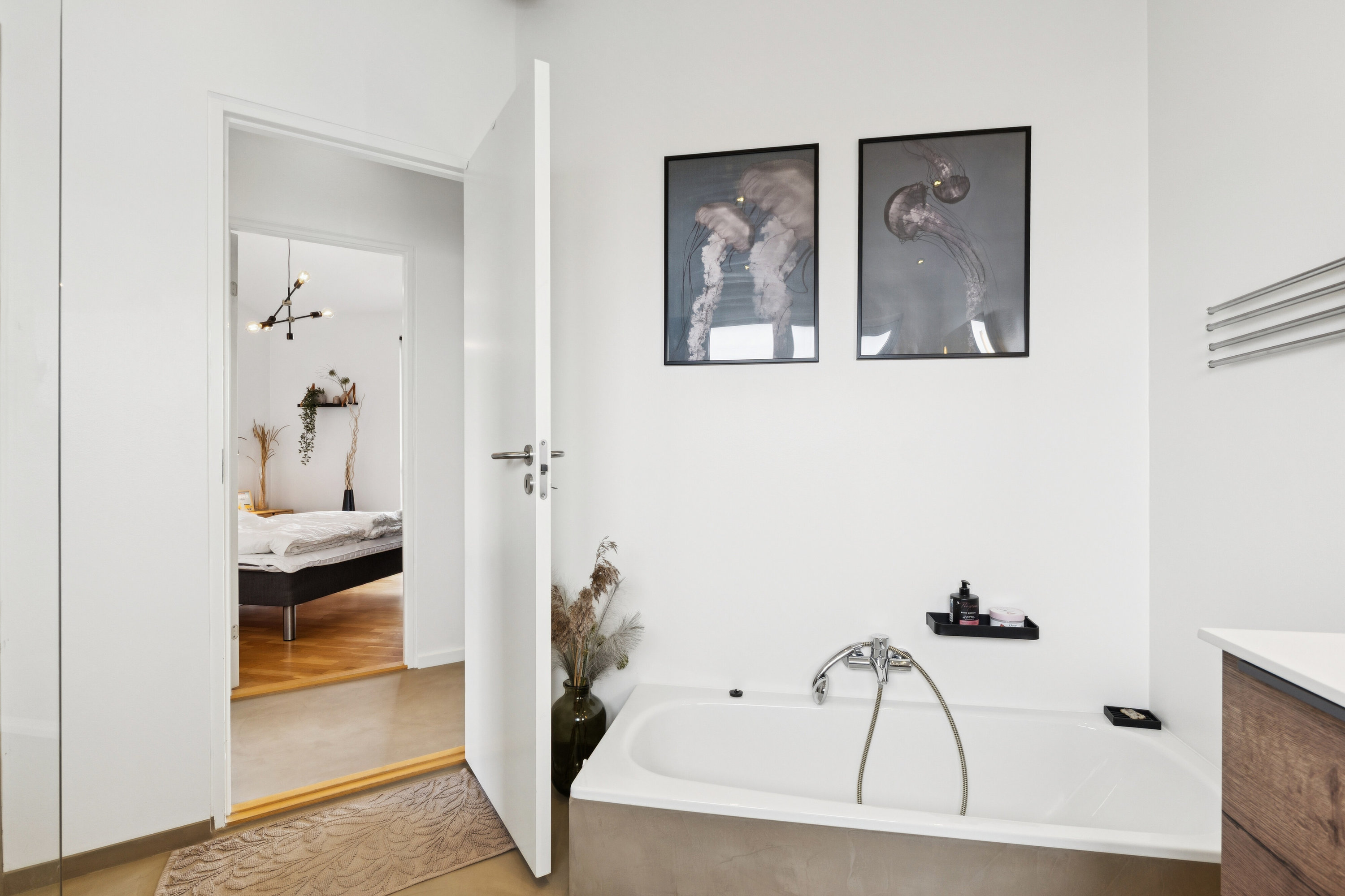 Fremhævet badeværelse billede i fuldskærmstilstand. Billede af Novembervej 3, Skal Klit, 9800 Hjørring