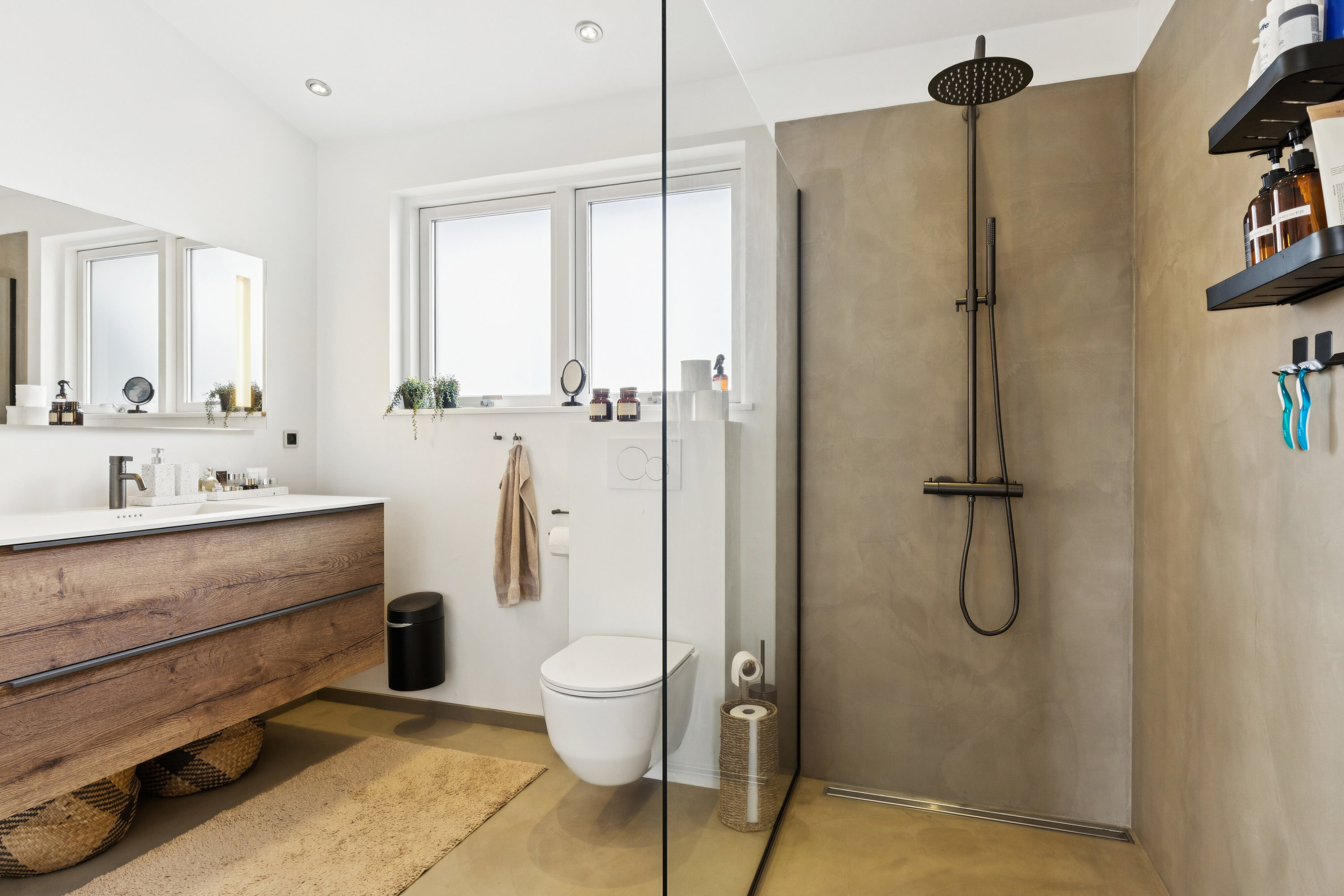 Fremhævet badeværelse billede i fuldskærmstilstand. Billede af Novembervej 3, Skal Klit, 9800 Hjørring