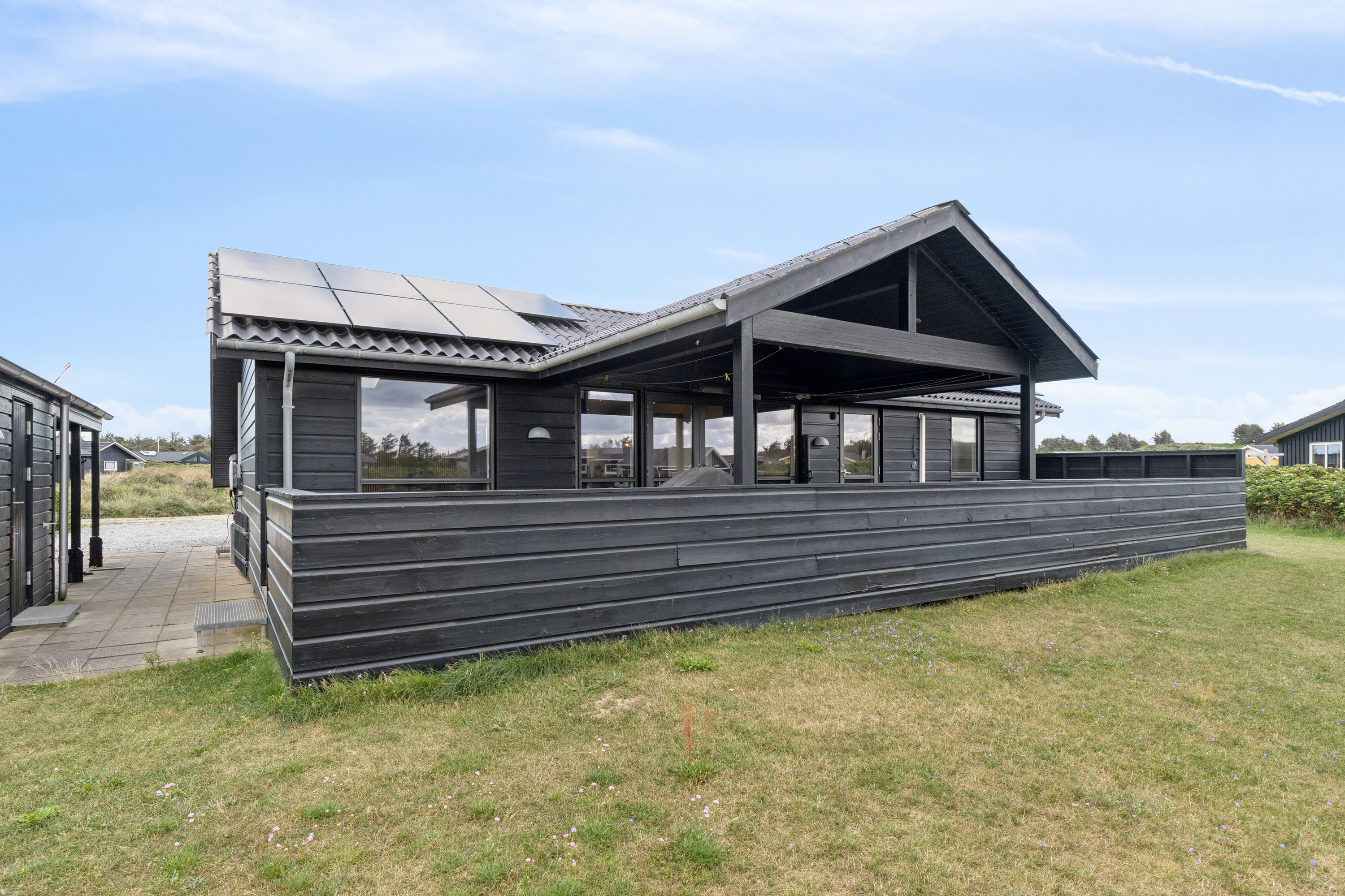 Fremhævet set fra haven billede i fuldskærmstilstand. Billede af Novembervej 3, Skal Klit, 9800 Hjørring