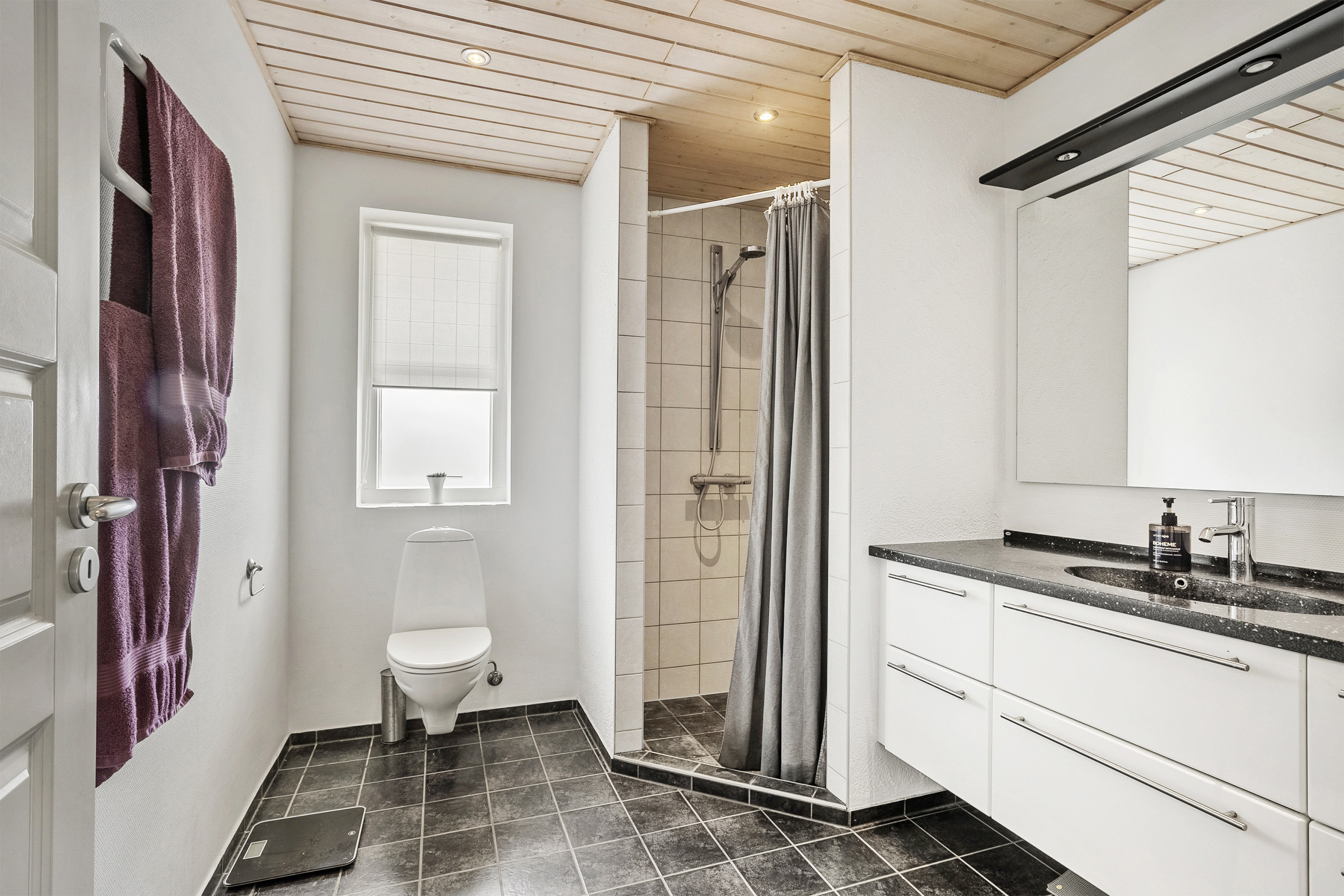 Fremhævet badeværelse billede i fuldskærmstilstand. Billede af Risager 42, 6100 Haderslev