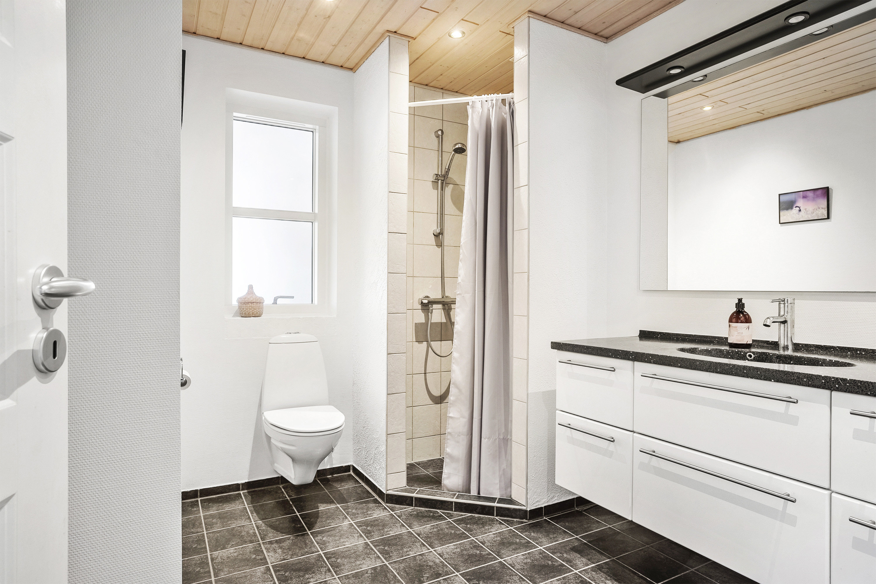 Fremhævet badeværelse billede i fuldskærmstilstand. Billede af Risager 42, 6100 Haderslev