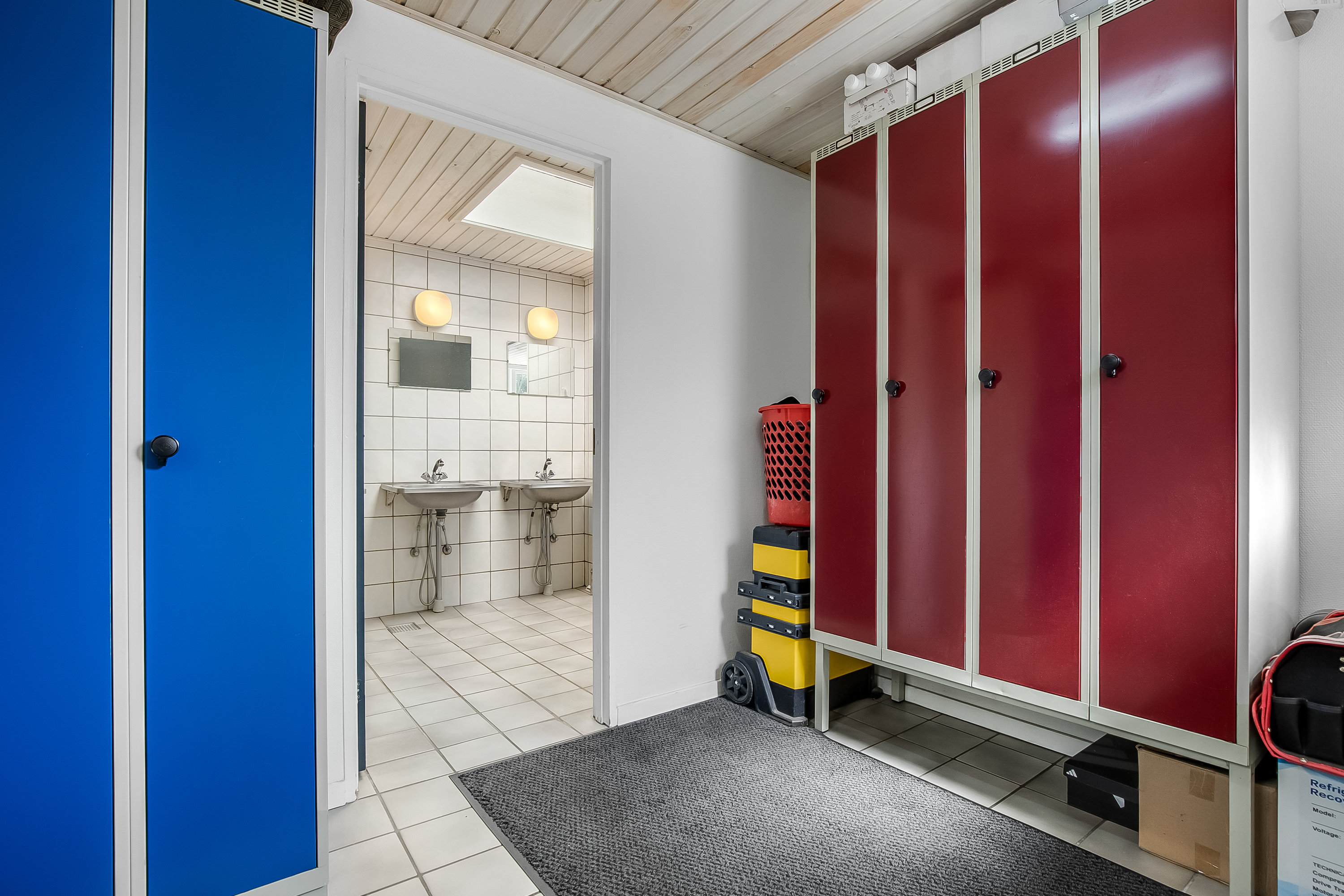 Fremhævet garderobe billede i fuldskærmstilstand. Billede af Fælledvej 16, Bramdrupdam, 6000 Kolding