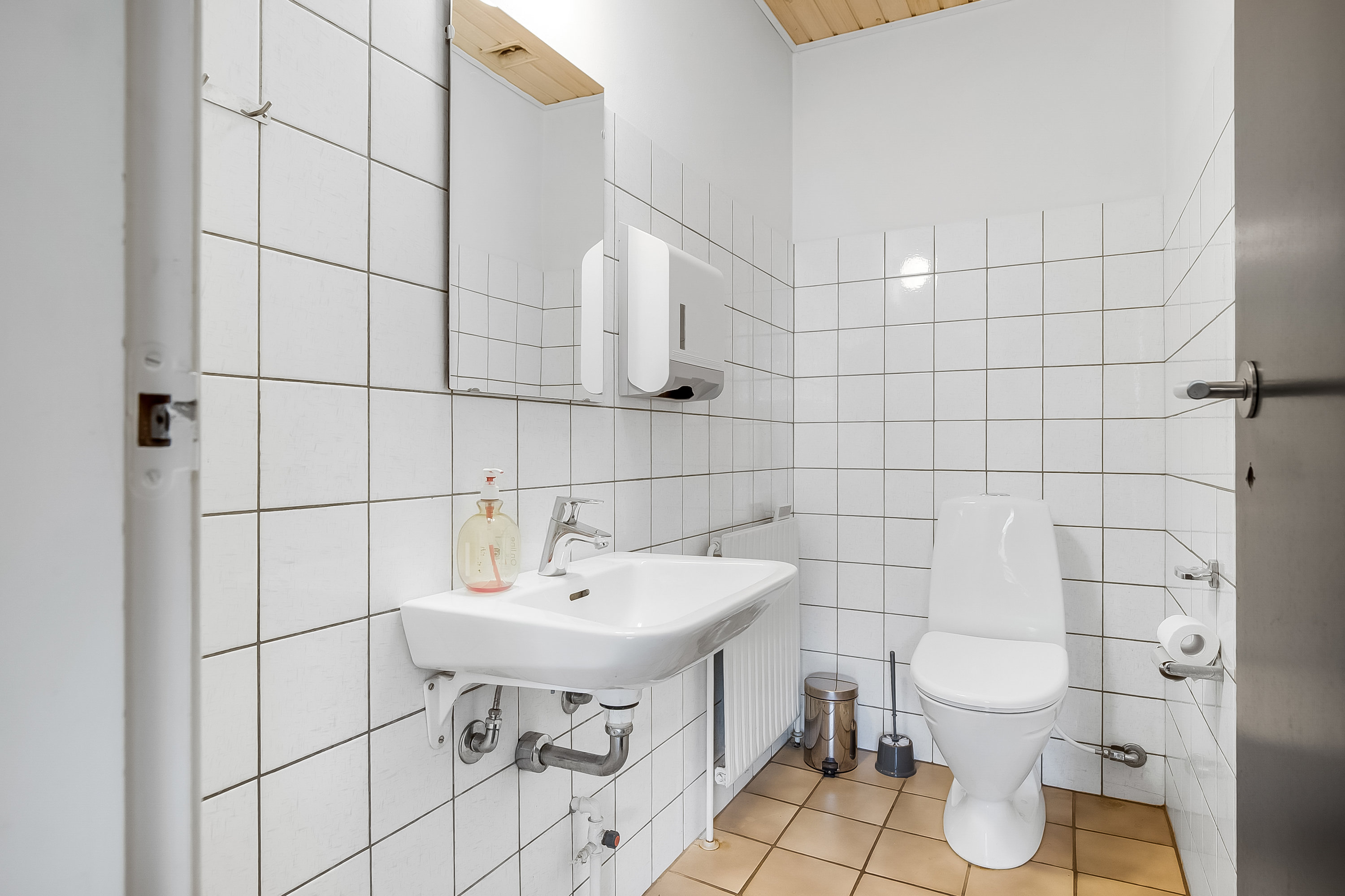 Fremhævet toilet billede i fuldskærmstilstand. Billede af Fælledvej 16, Bramdrupdam, 6000 Kolding