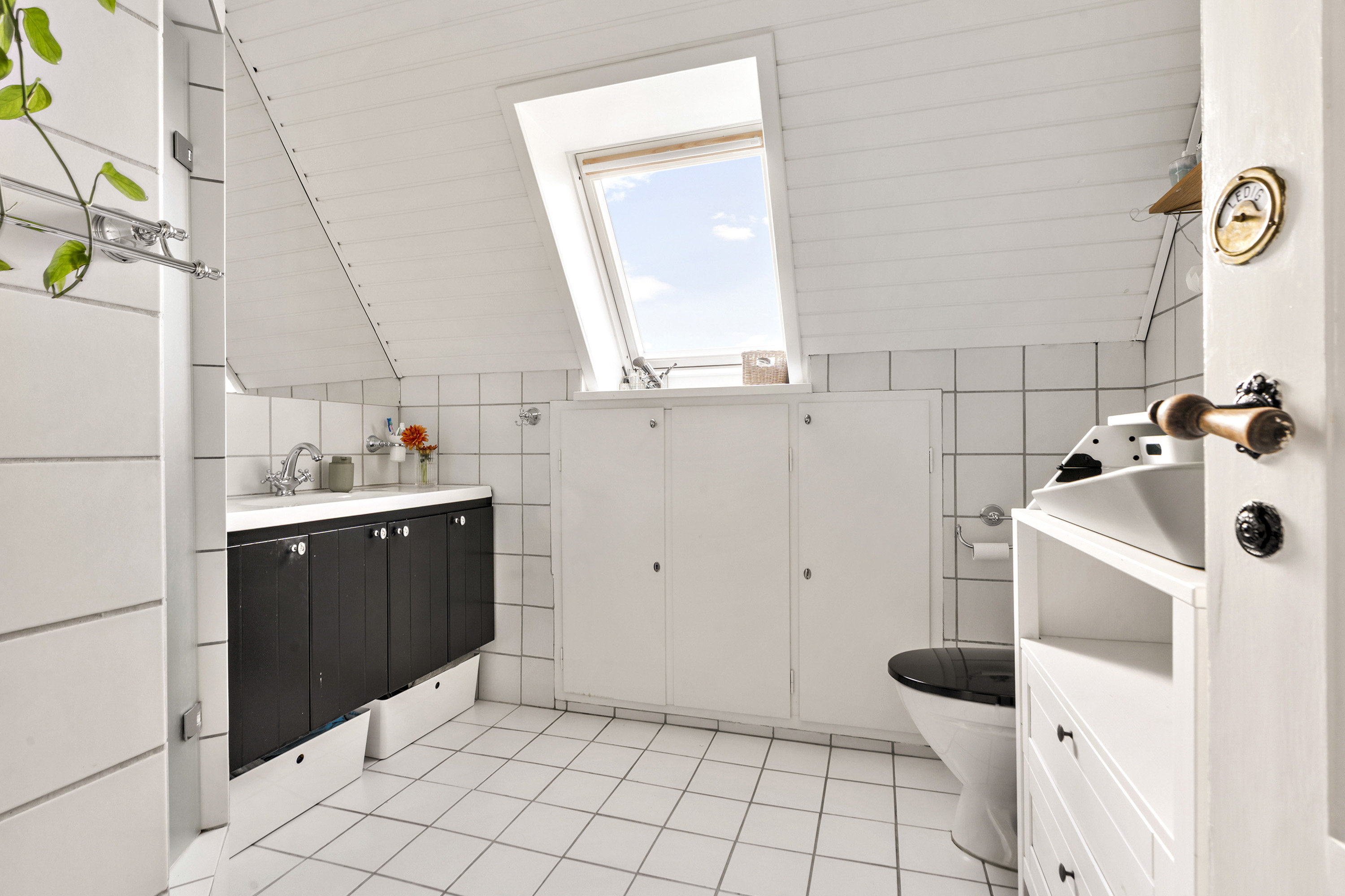 Fremhævet badeværelse billede i fuldskærmstilstand. Billede af Prøvestens Alle 1, 3450 Allerød