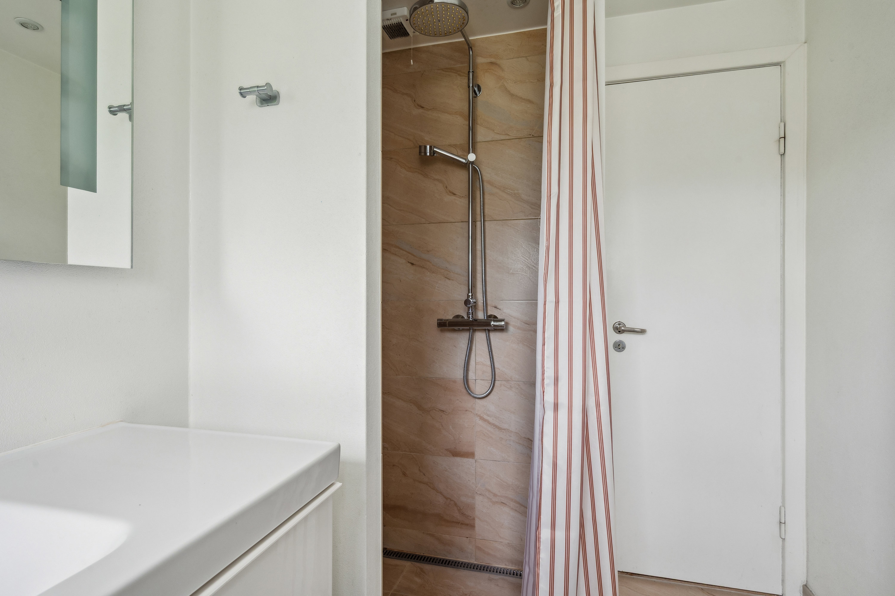 Fremhævet badeværelse billede i fuldskærmstilstand. Billede af Damsbrovej 52, Norring, 8382 Hinnerup