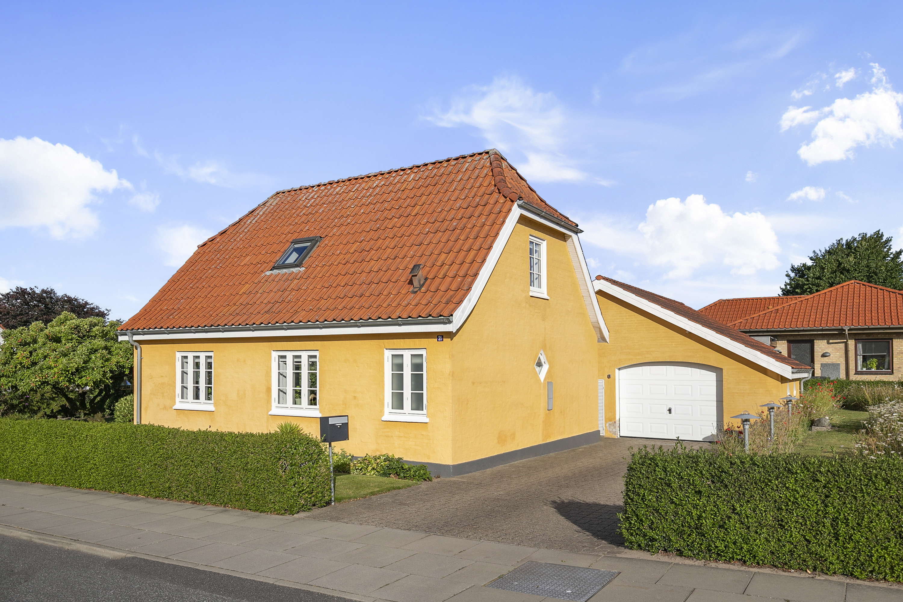 Fremhævet facade billede i fuldskærmstilstand. Billede af Stenberggade 21, 9700 Brønderslev