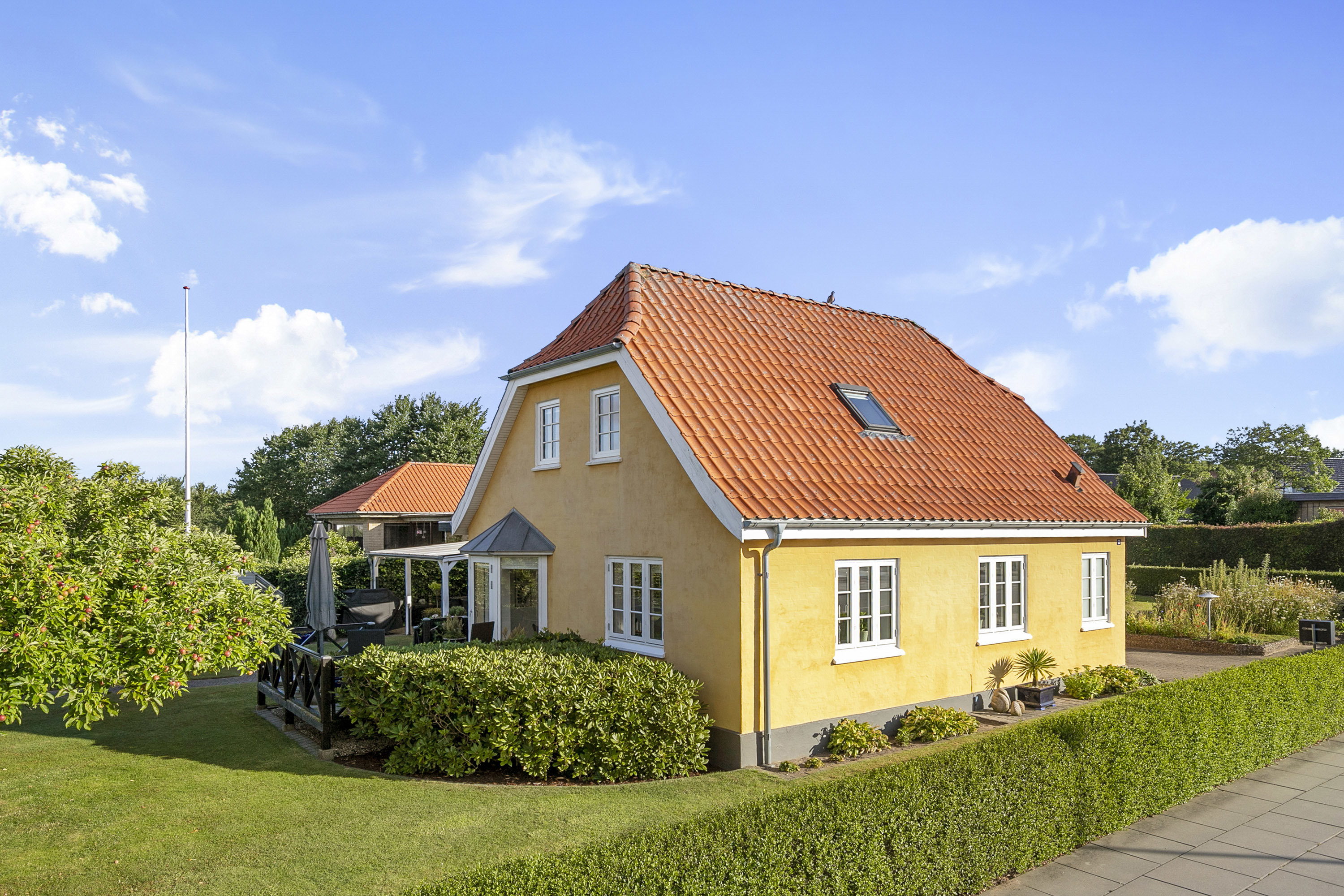 Fremhævet facade billede i fuldskærmstilstand. Billede af Stenberggade 21, 9700 Brønderslev