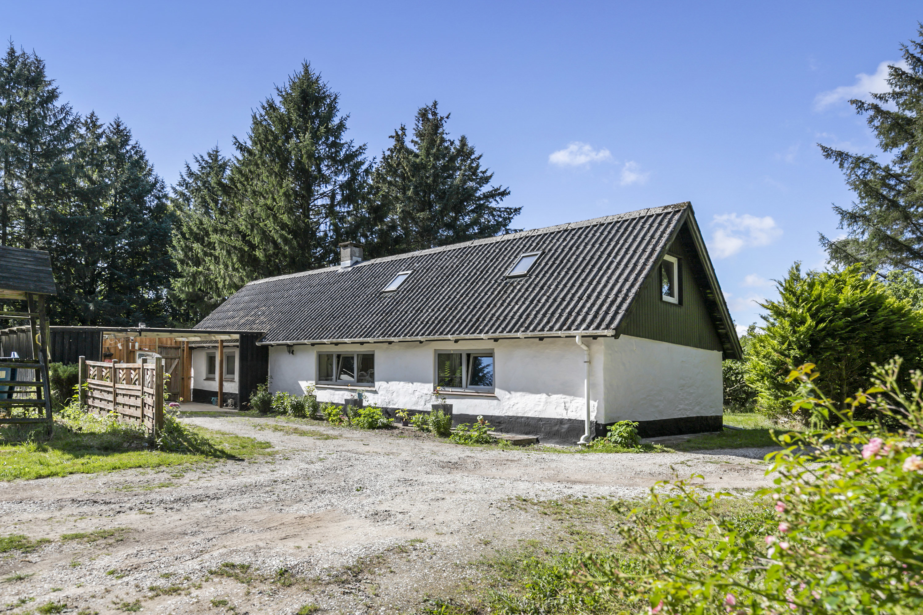 Fremhævet facade billede i fuldskærmstilstand. Billede af Sdr. Kirkevej 51, Præstbro, 9330 Dronninglund