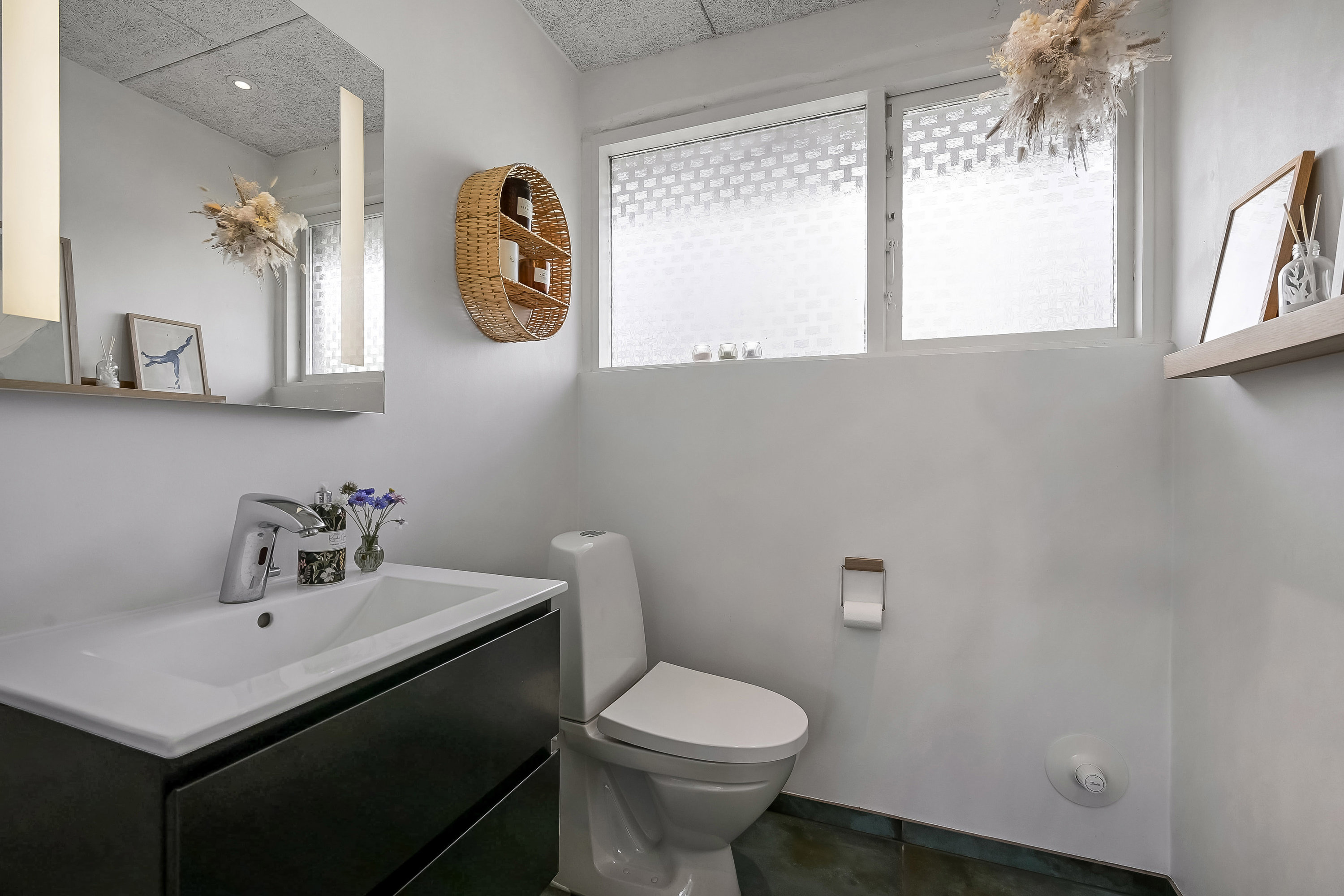 Fremhævet toilet billede i fuldskærmstilstand. Billede af Poppelvænget 15, Skrillinge, 5500 Middelfart