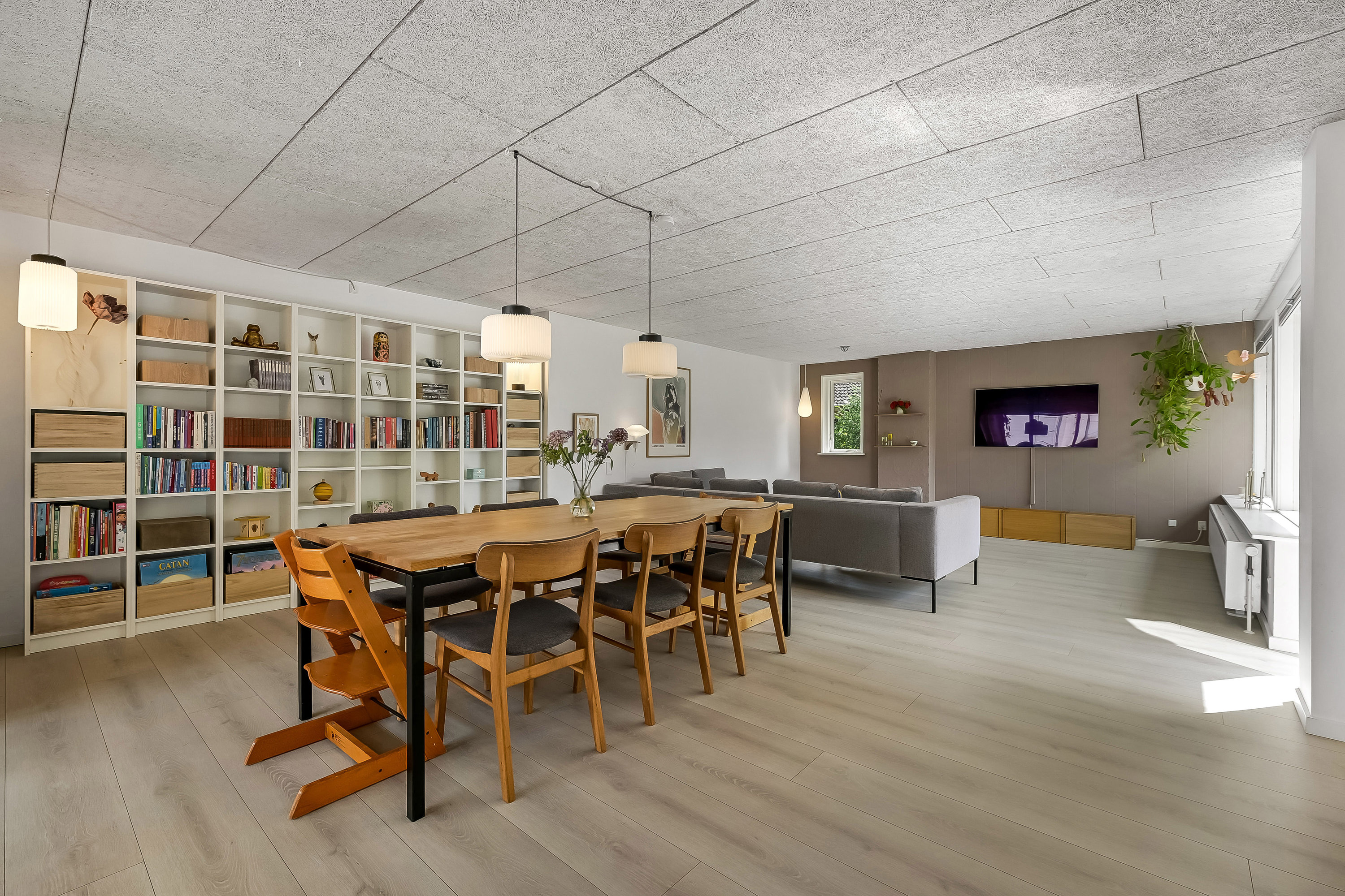 Fremhævet stue billede i fuldskærmstilstand. Billede af Poppelvænget 15, Skrillinge, 5500 Middelfart