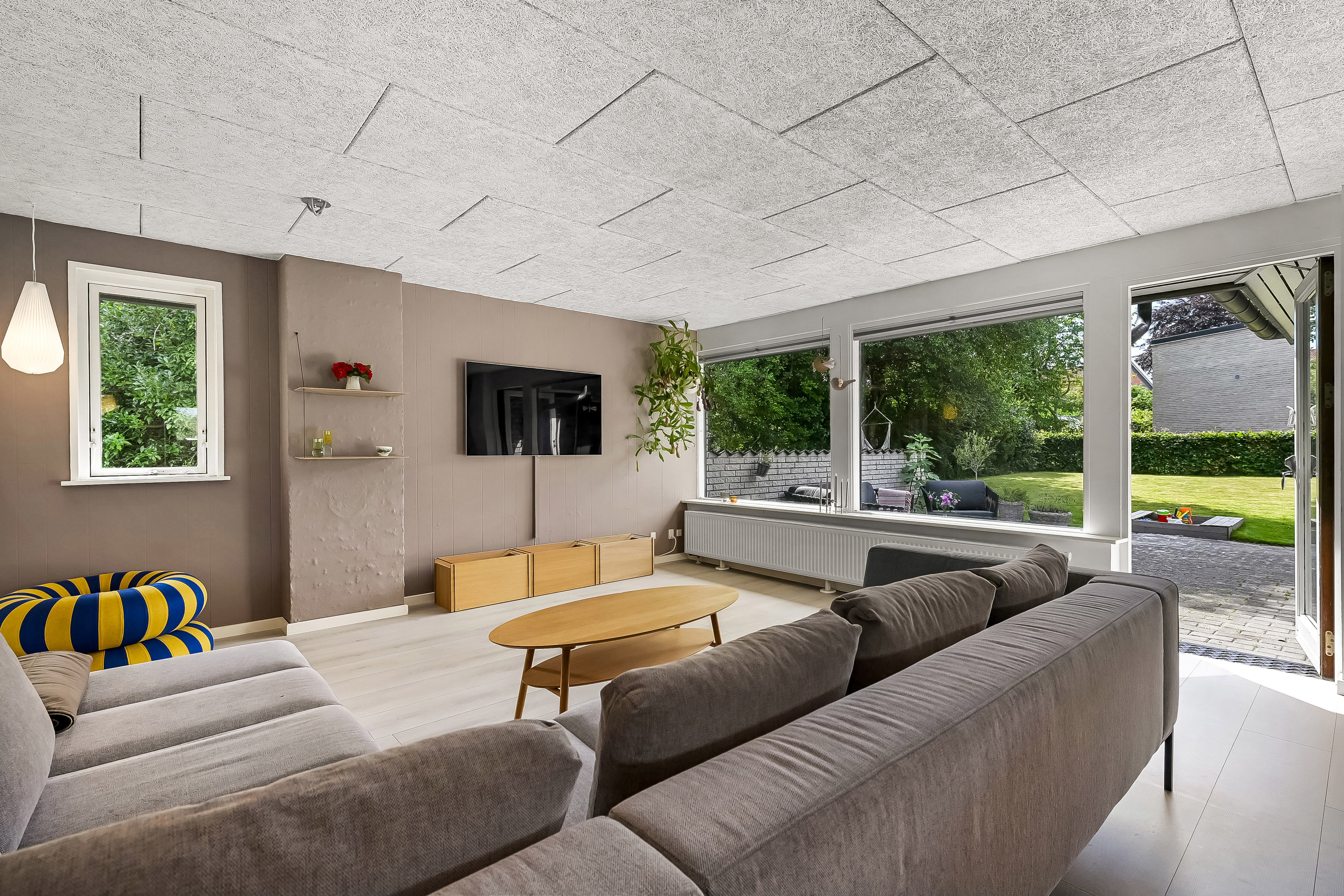 Fremhævet stue billede i fuldskærmstilstand. Billede af Poppelvænget 15, Skrillinge, 5500 Middelfart