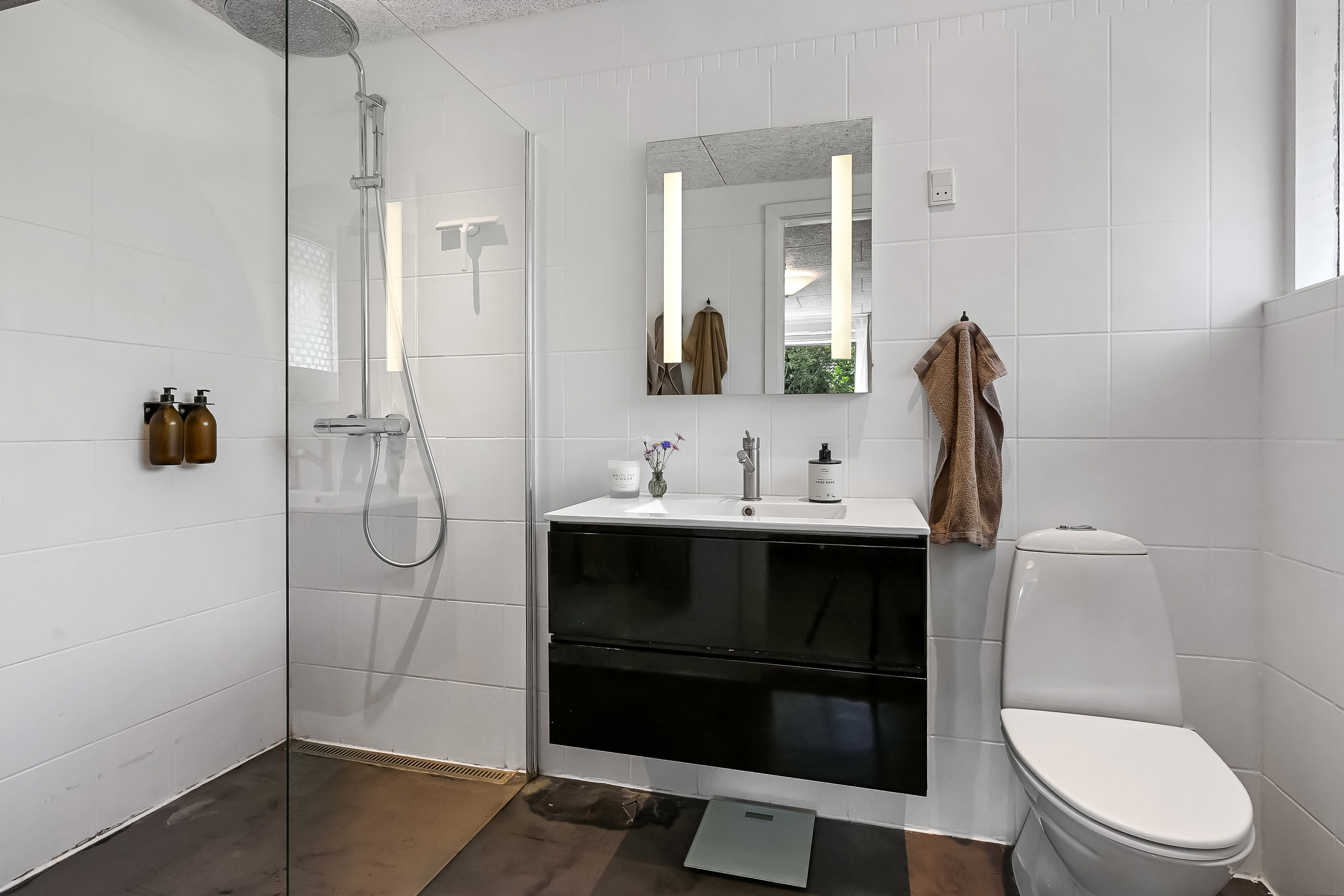 Fremhævet badeværelse billede i fuldskærmstilstand. Billede af Poppelvænget 15, Skrillinge, 5500 Middelfart