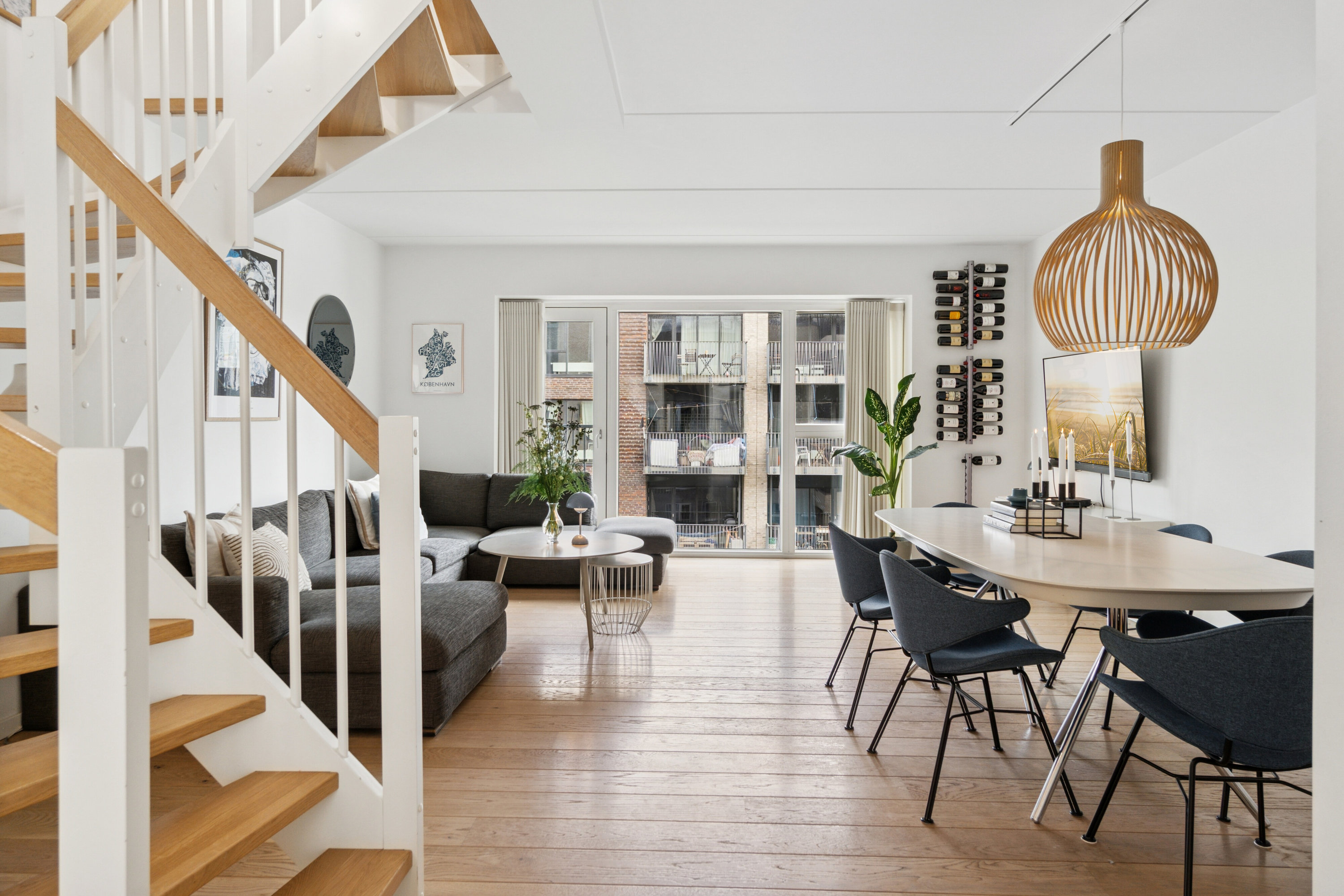 Fremhævet stue billede i fuldskærmstilstand. Billede af Alliancevej 8B, 2. 4., 2450 København SV