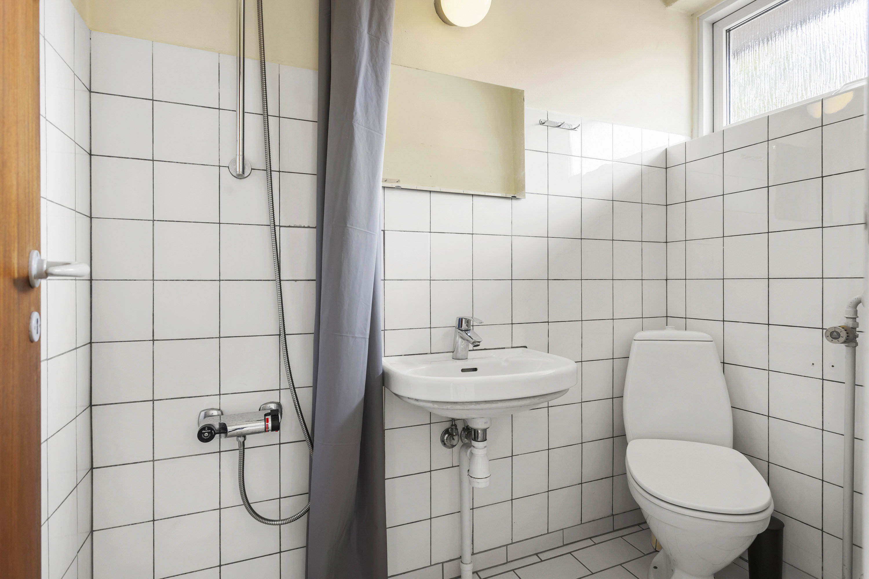 Fremhævet badeværelse billede i fuldskærmstilstand. Billede af Stationsvej 34, 9970 Strandby