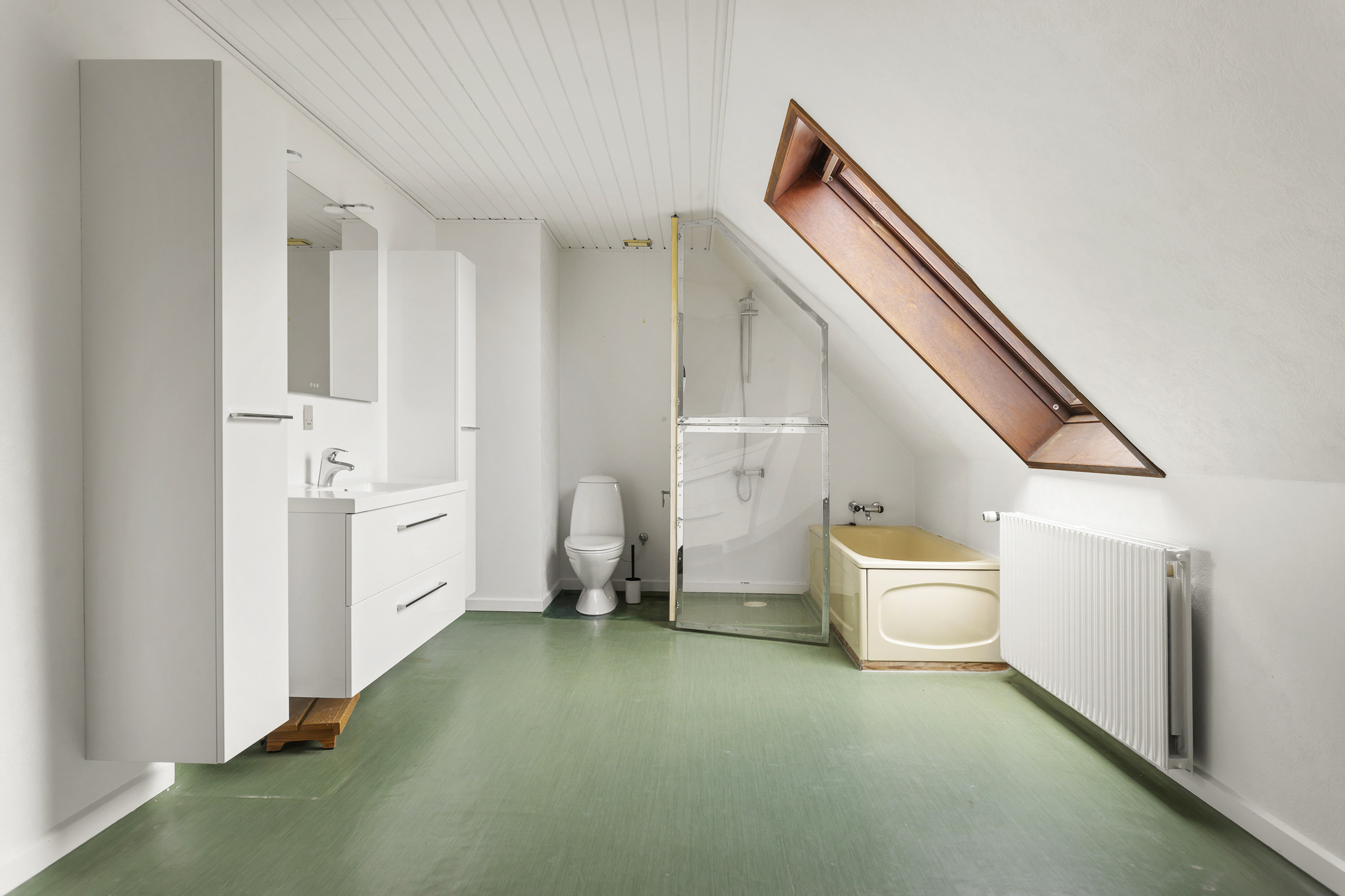 Fremhævet badeværelse billede i fuldskærmstilstand. Billede af Stationsvej 34, 9970 Strandby