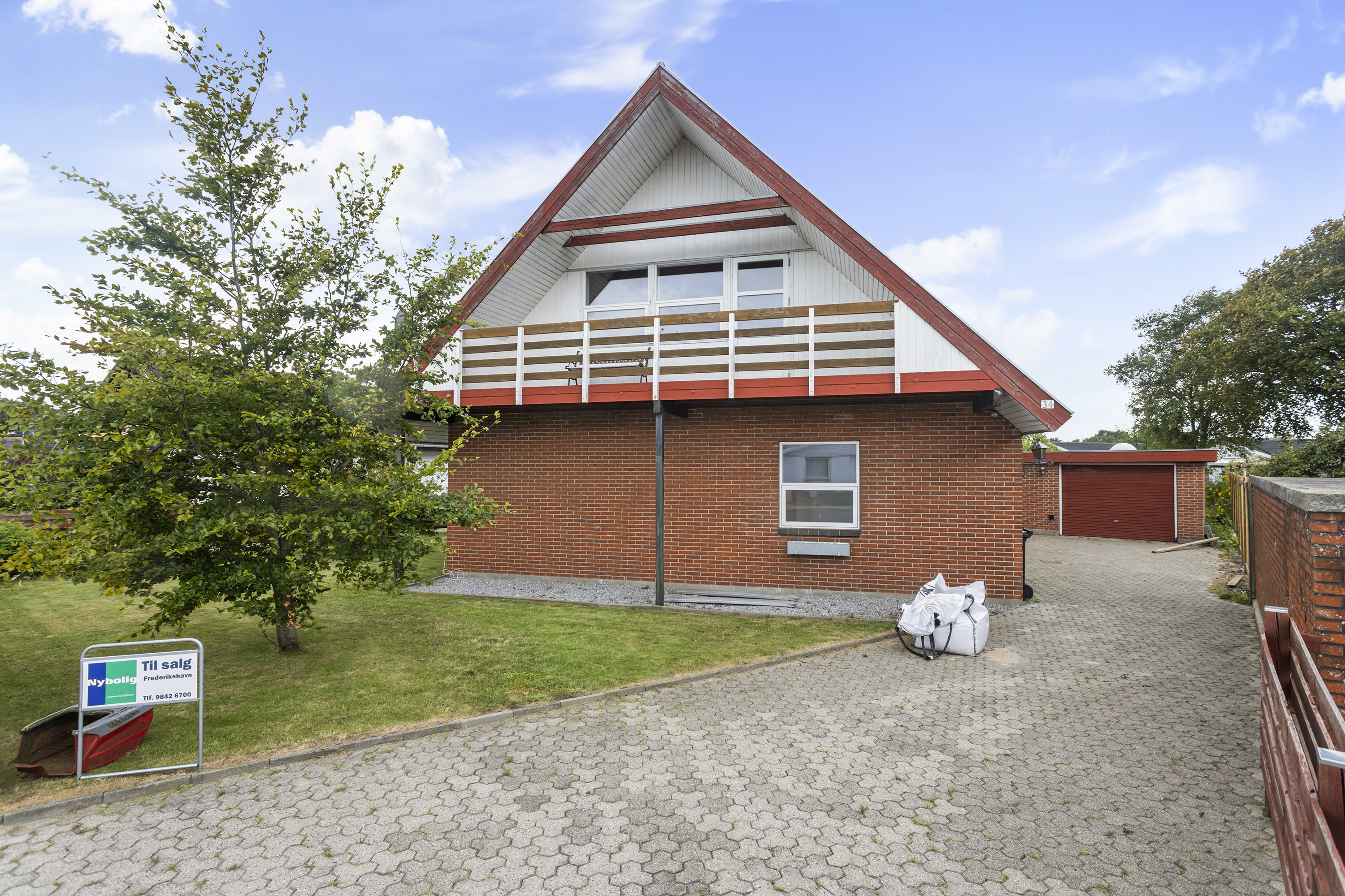 Fremhævet facade billede i fuldskærmstilstand. Billede af Stationsvej 34, 9970 Strandby