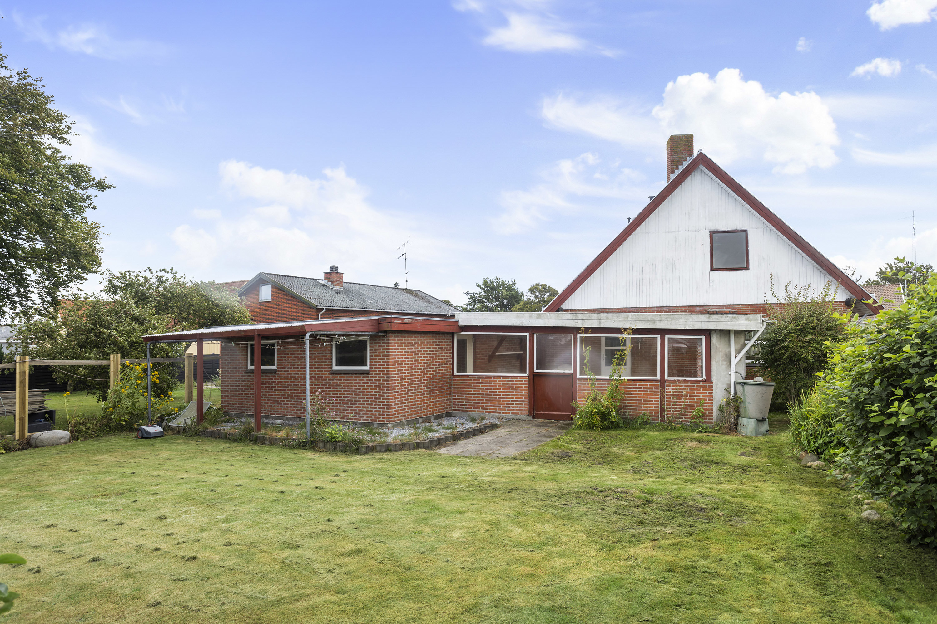 Fremhævet facade billede i fuldskærmstilstand. Billede af Stationsvej 34, 9970 Strandby