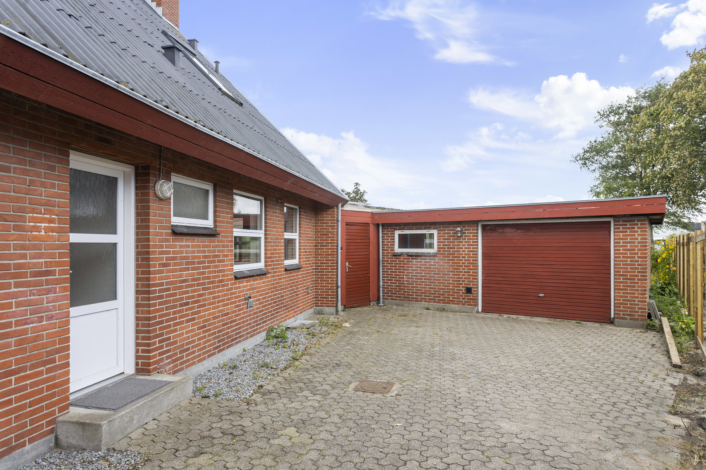 Fremhævet facade billede i fuldskærmstilstand. Billede af Stationsvej 34, 9970 Strandby