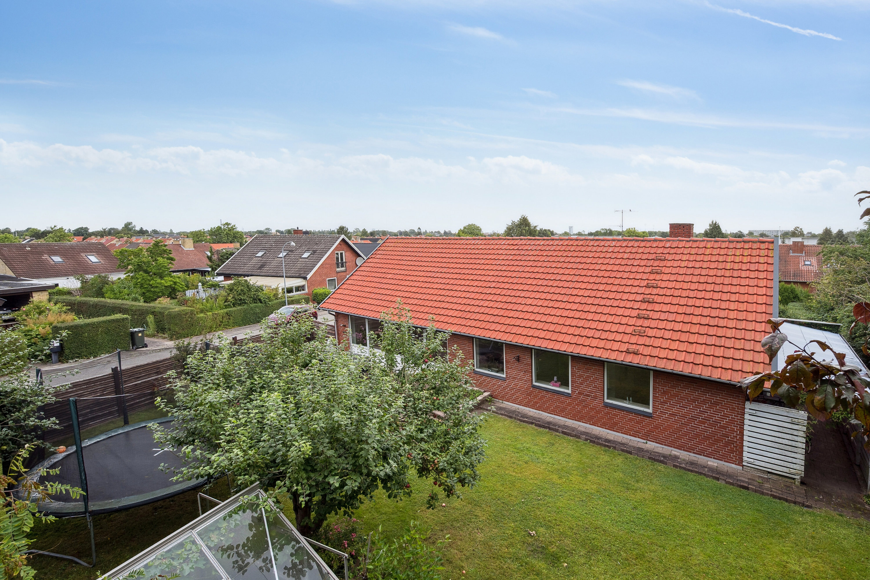 Fremhævet set fra haven billede i fuldskærmstilstand. Billede af Tværskovvej 10, 2650 Hvidovre