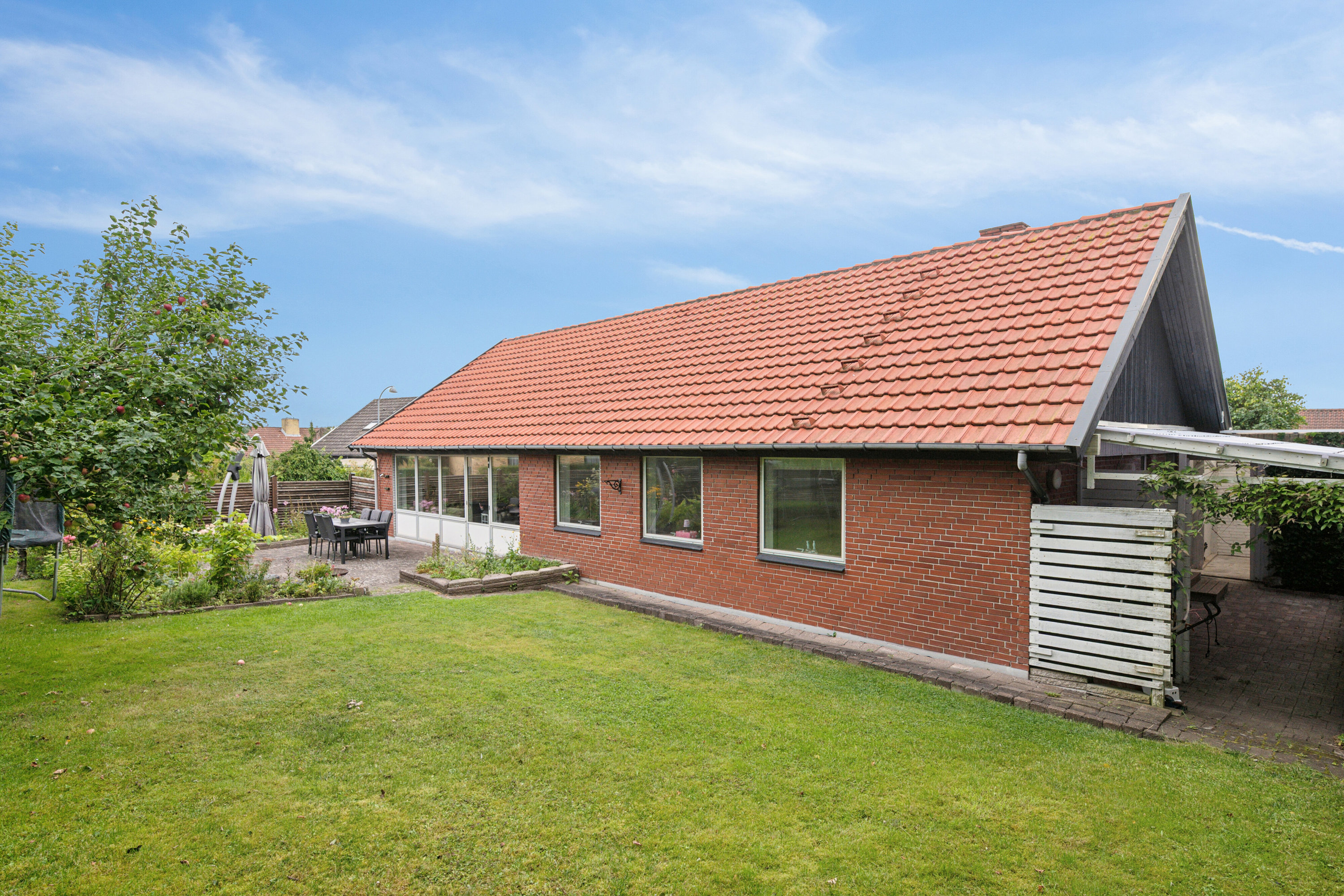 Fremhævet set fra haven billede i fuldskærmstilstand. Billede af Tværskovvej 10, 2650 Hvidovre