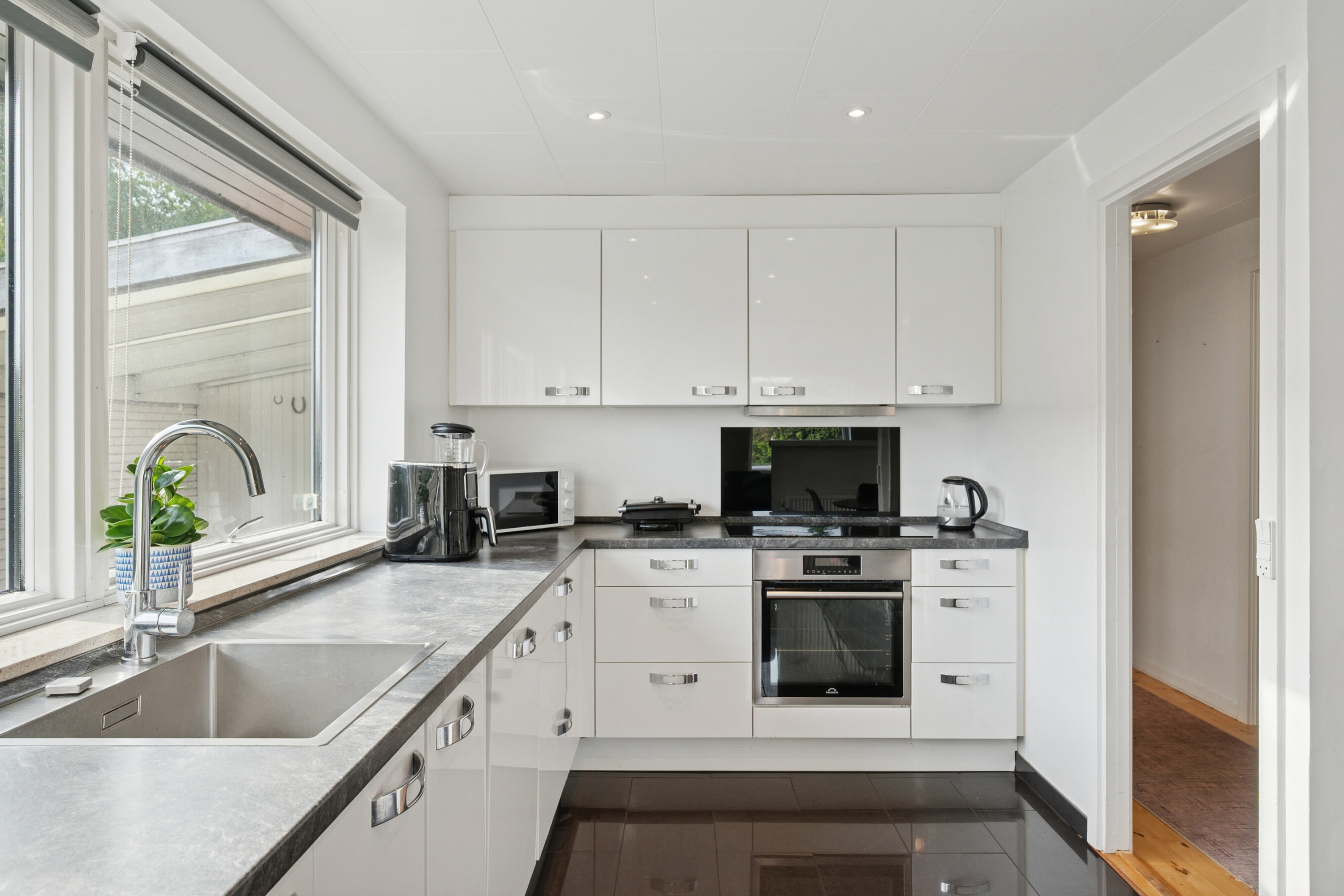 Fremhævet køkken billede i fuldskærmstilstand. Billede af Tværskovvej 10, 2650 Hvidovre